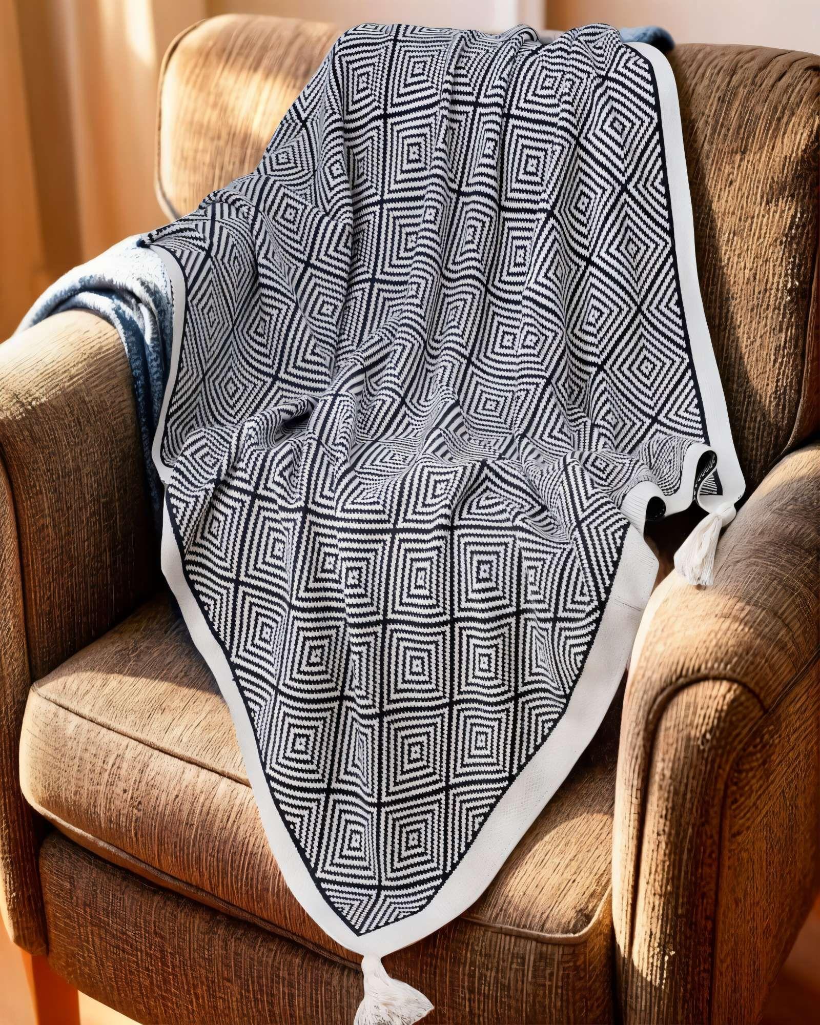 MANTA CON BORLAS DECORATIVA  Y ESTAMPADO GEOMETRICO DE ROMBO COLOR GRIS 2-3