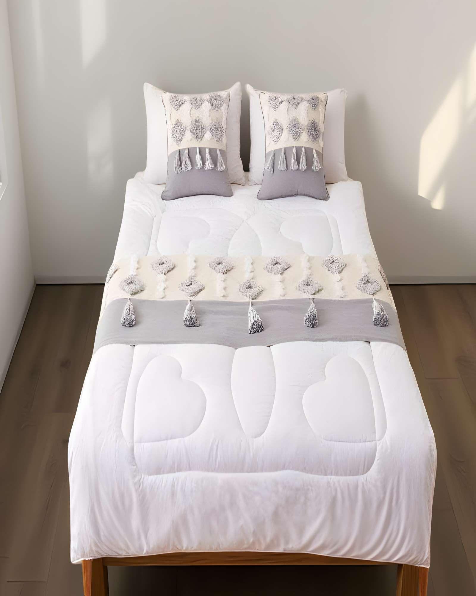 SET DE PIECERA BORDADA CON DOS FUNDAS MODELO BOHO MORADO-2