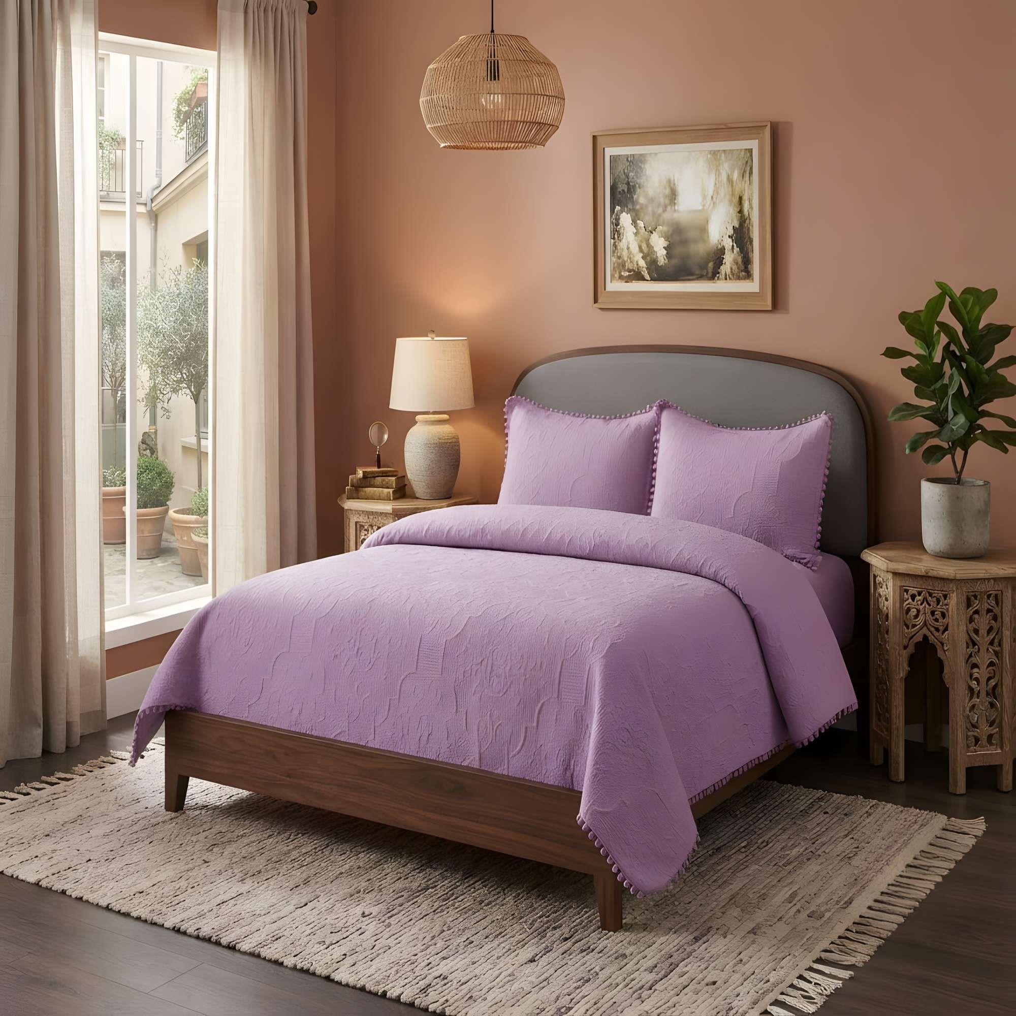 CUBRECAMA PREMIUM CON POMPONES KING COLOR MORADO-2