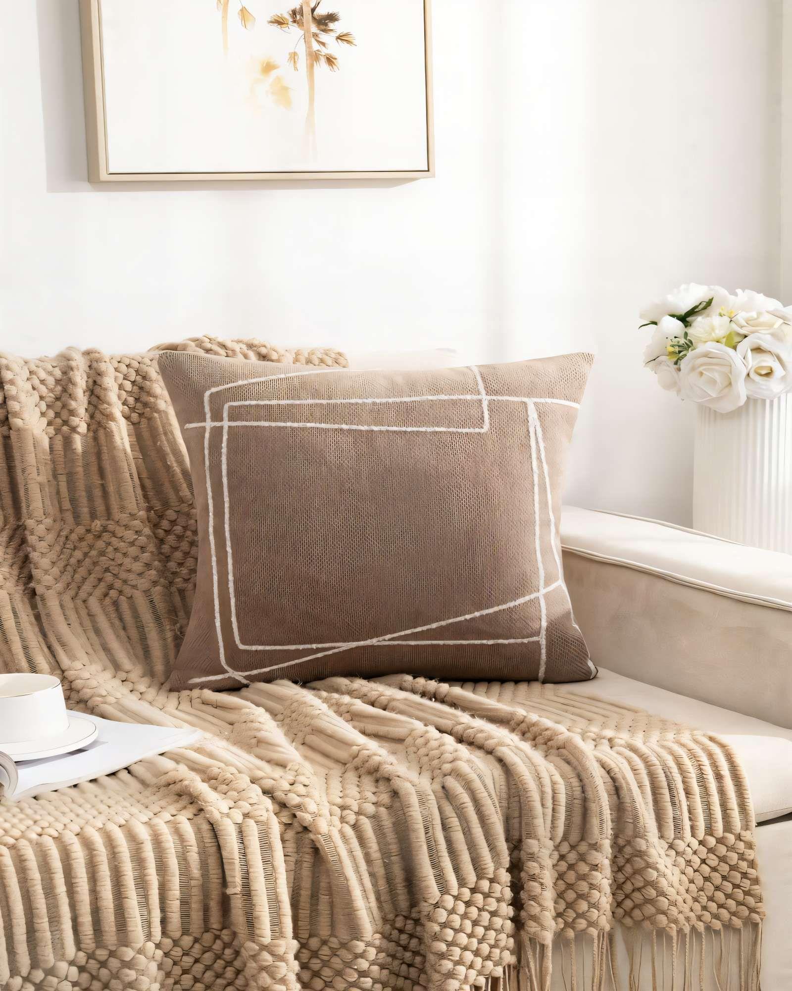 SET DE 2 FUNDAS DE COJIN 45CMX45CM  BORDADO DE LINEA COLOR CAFÉ-3