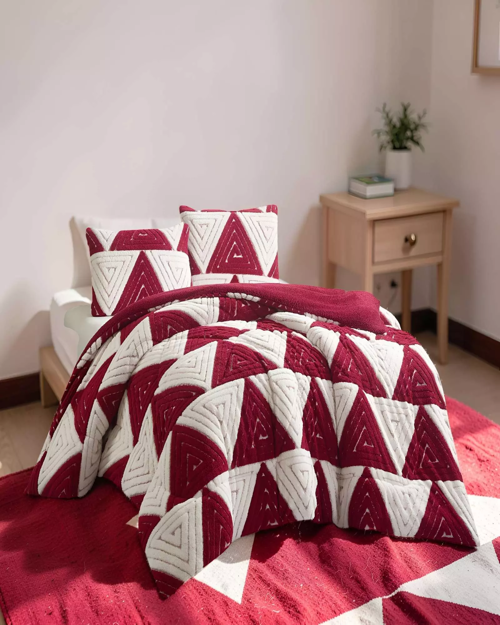 COBERTOR DE JACQUERD 2 PLAZAS COLOR BLANCO CON ROJO-2