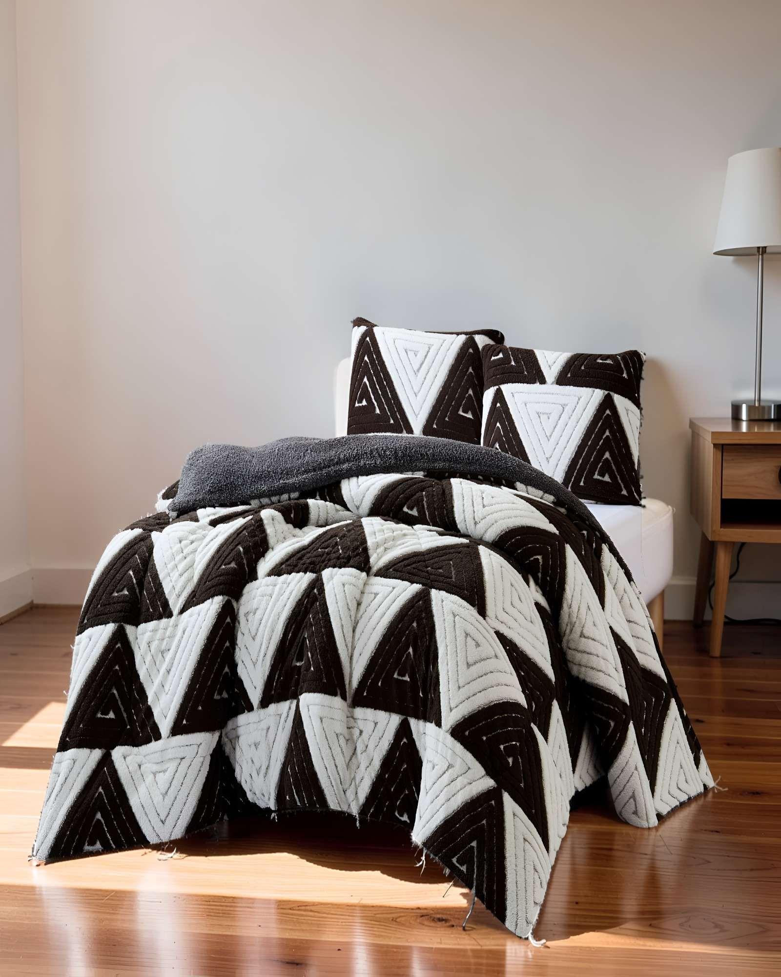 COBERTOR DE JACQUERD KING  COLOR BLANCO CON NEGRO-2