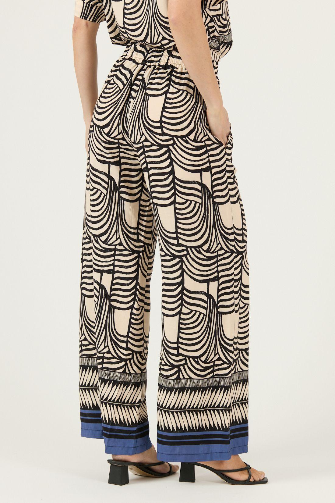 Pantalon Straight Estampado Negro Cod 2013685-3