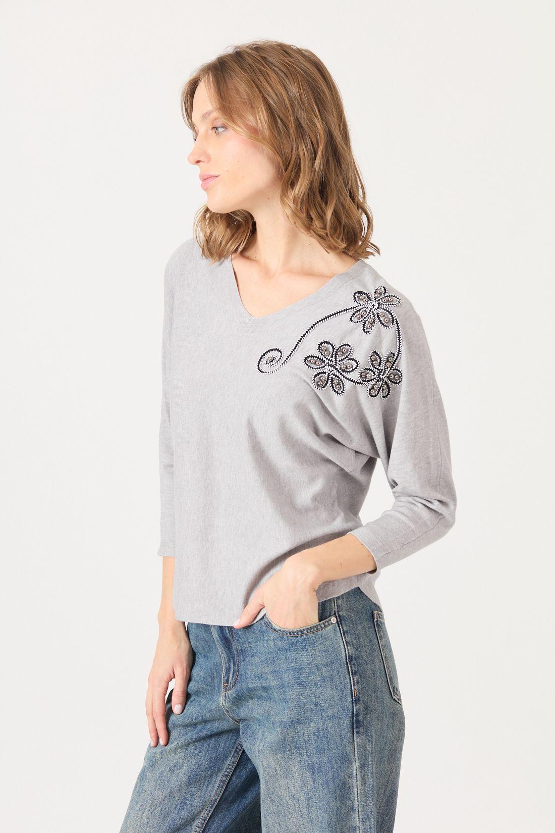 Sweater Con Bordados Gris Cod 5414206-3