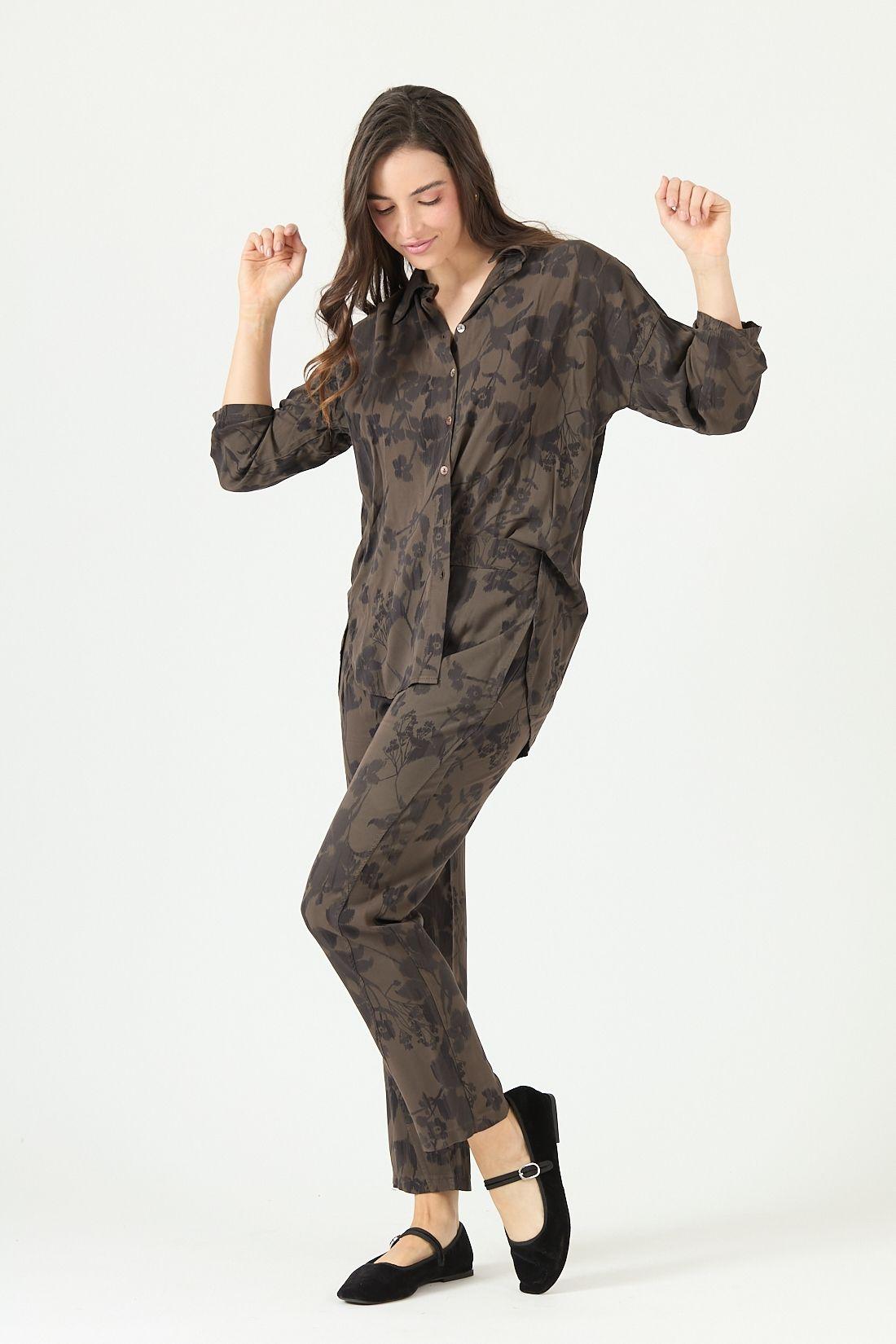Pantalon De Lyocell Straight Cafe Moro Estampado Cod 2011835-1