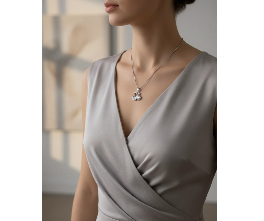 collar pareja cisnes con caja de rosas-5