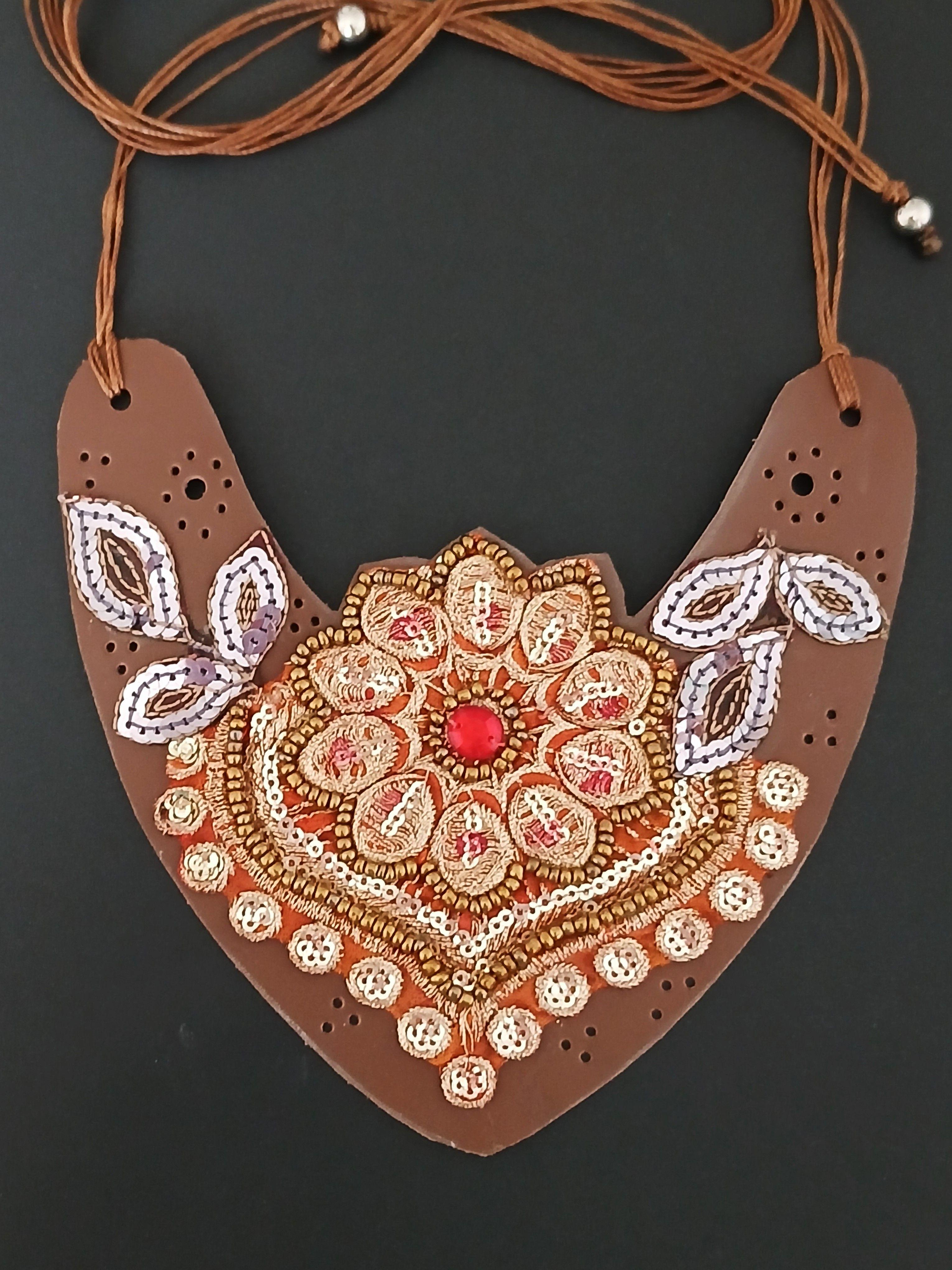 ¡Exclusivo collar hecho a mano en Chile con cuero natural y bordados en hilo de seda, único! 🌹❤️-3