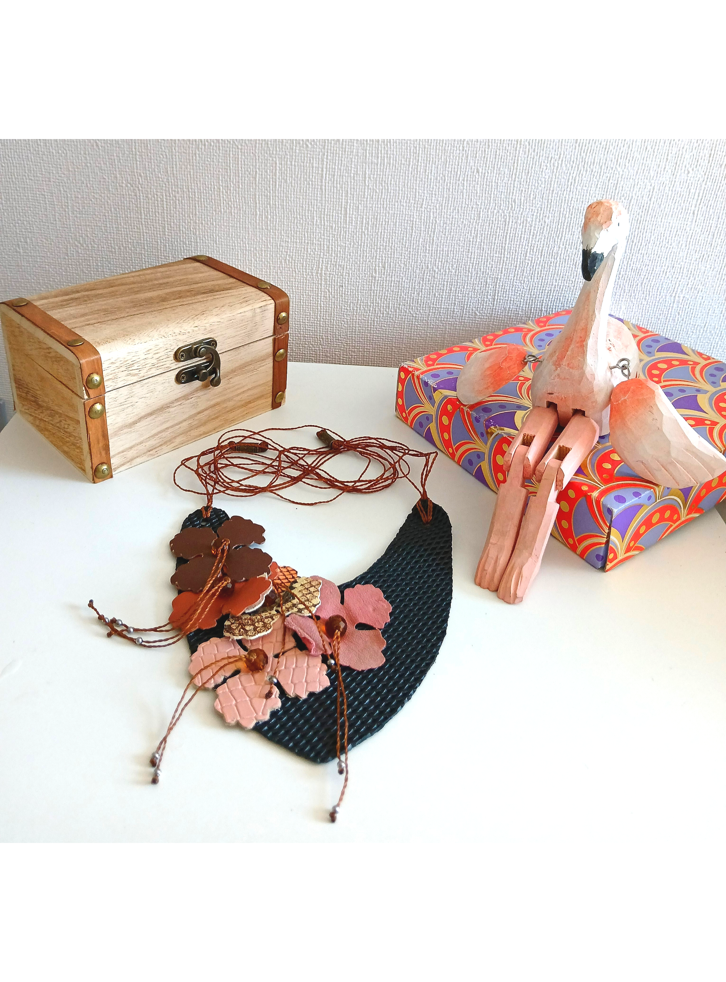 ¡Hermoso collar con flores hecho en Chile completamente a mano con cuero natural, único‼️💗💞-2