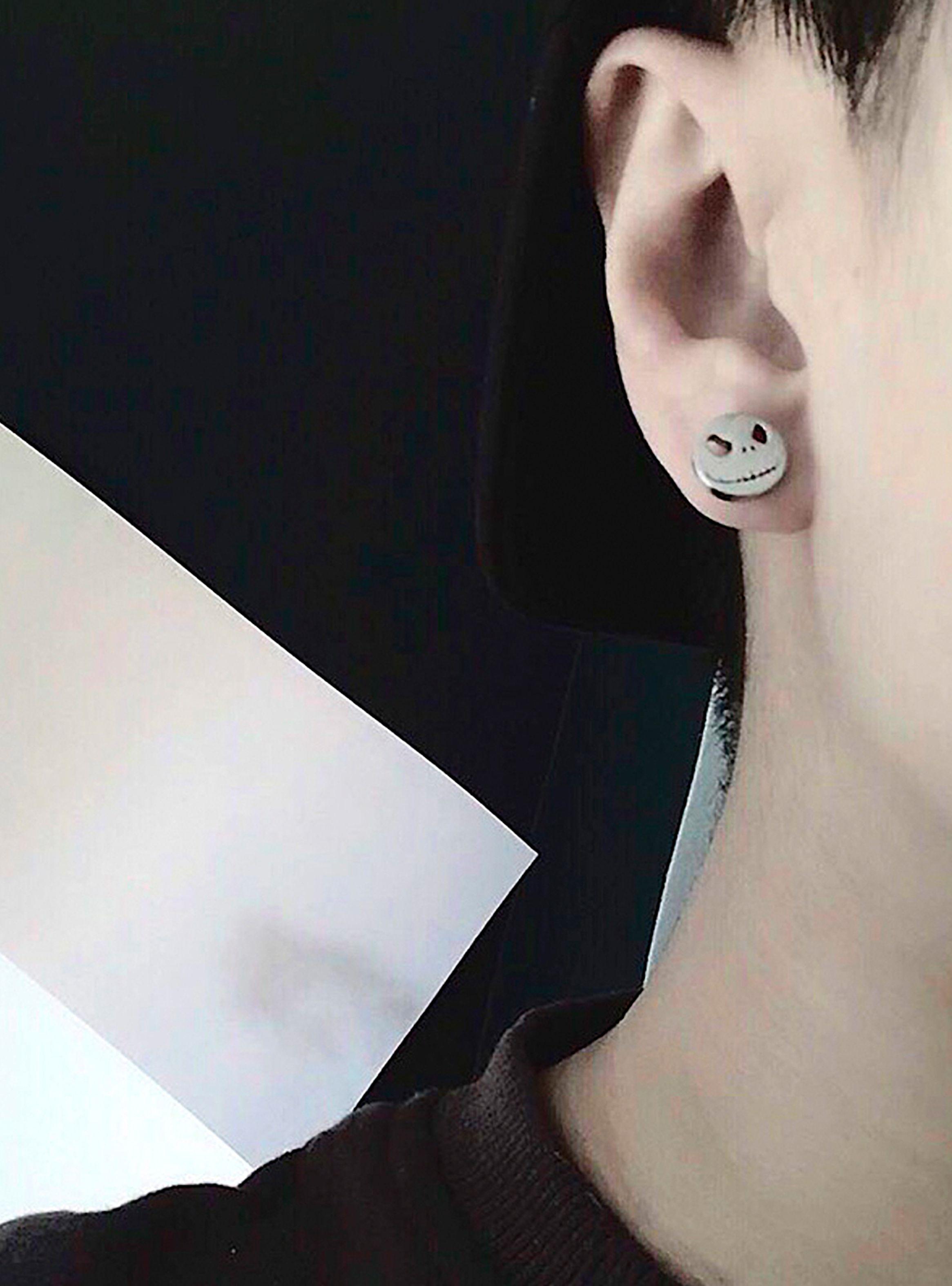 Aros de Acero Unisex Aretes Oreja Diseño Jack Skellington Plateado-4