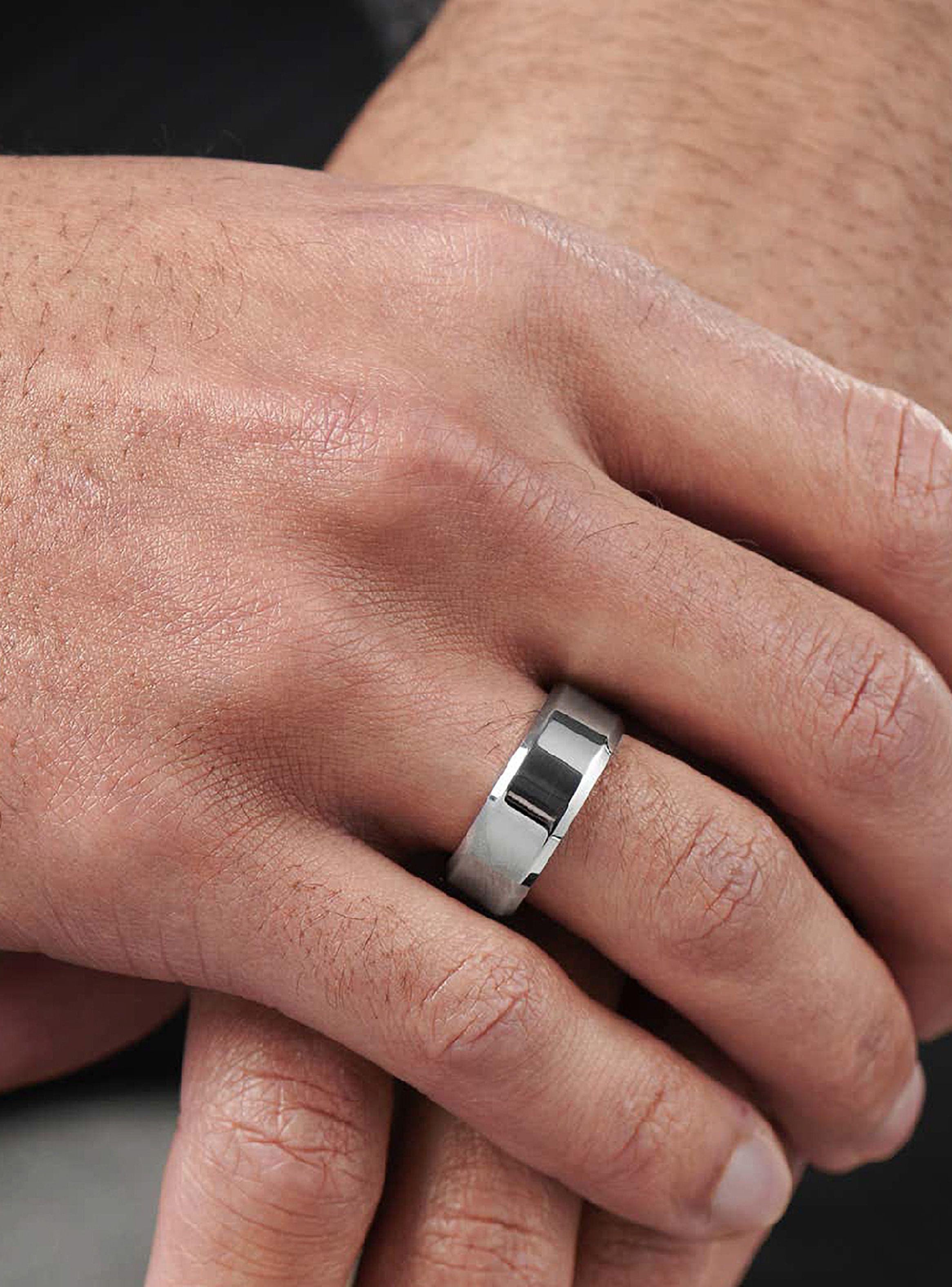Anillo Unisex Liso Biselado en Acero Plateado Talla 10-4