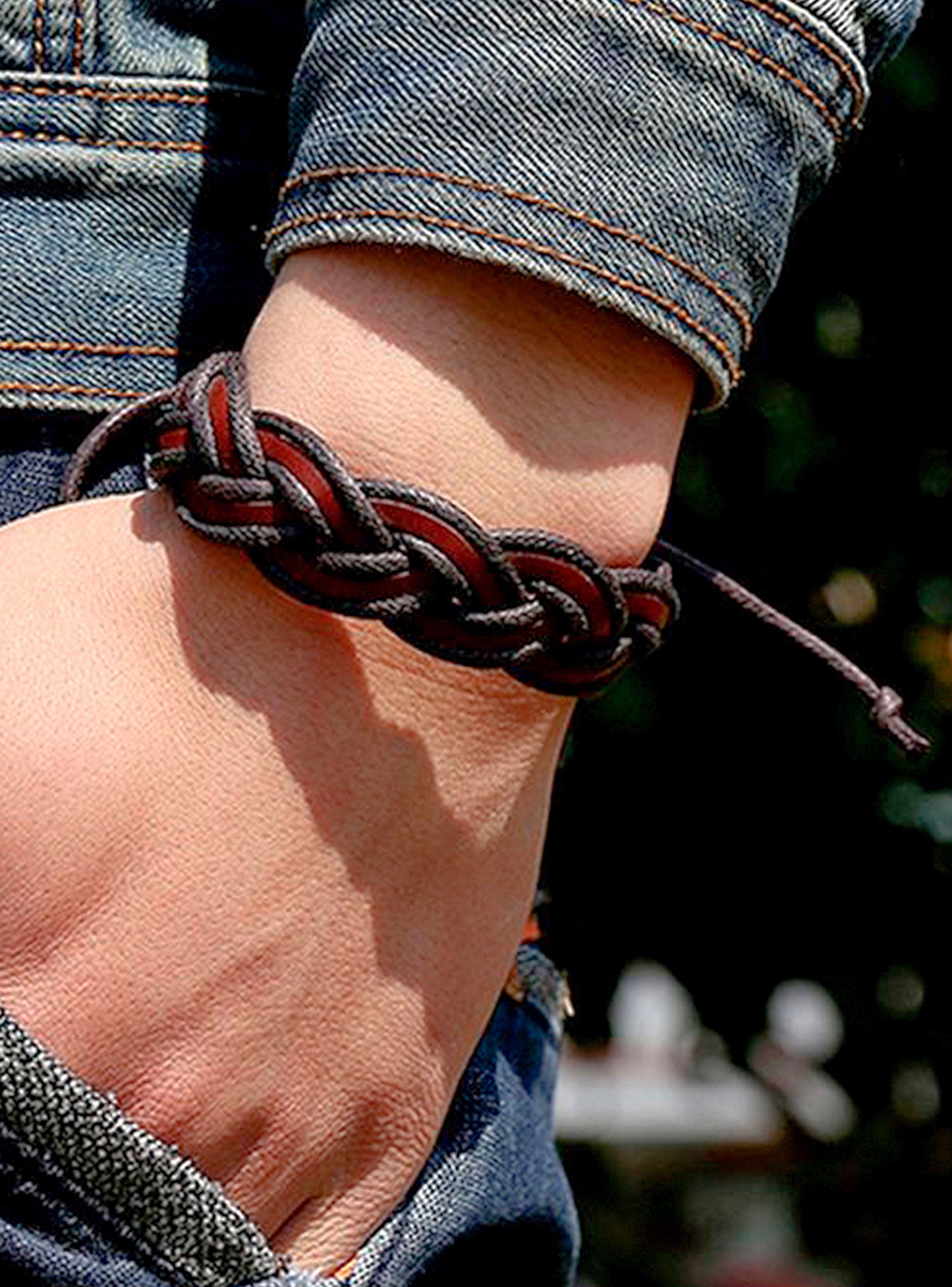 Pulsera en Cuero Trenzado color Café Ajustable-2