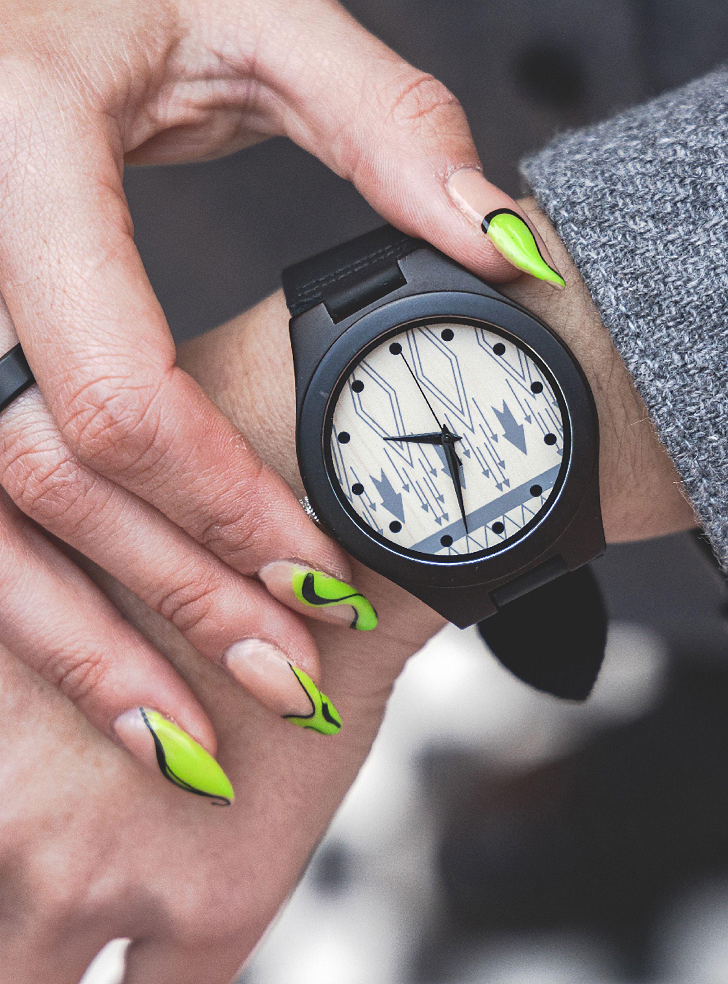 Reloj Madera color Negro con Correas de Cuero-1