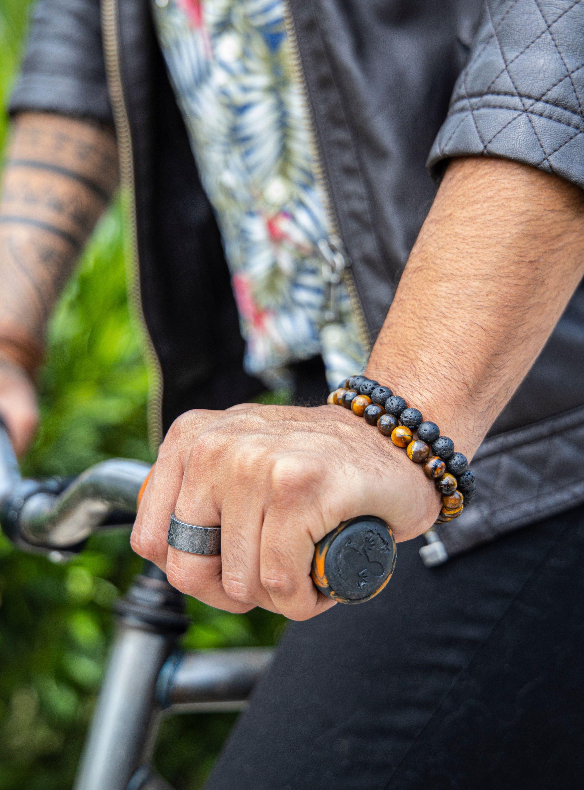 Anillo de Acero Plateado Envejecido con Cruz Hueca Talla 11-4
