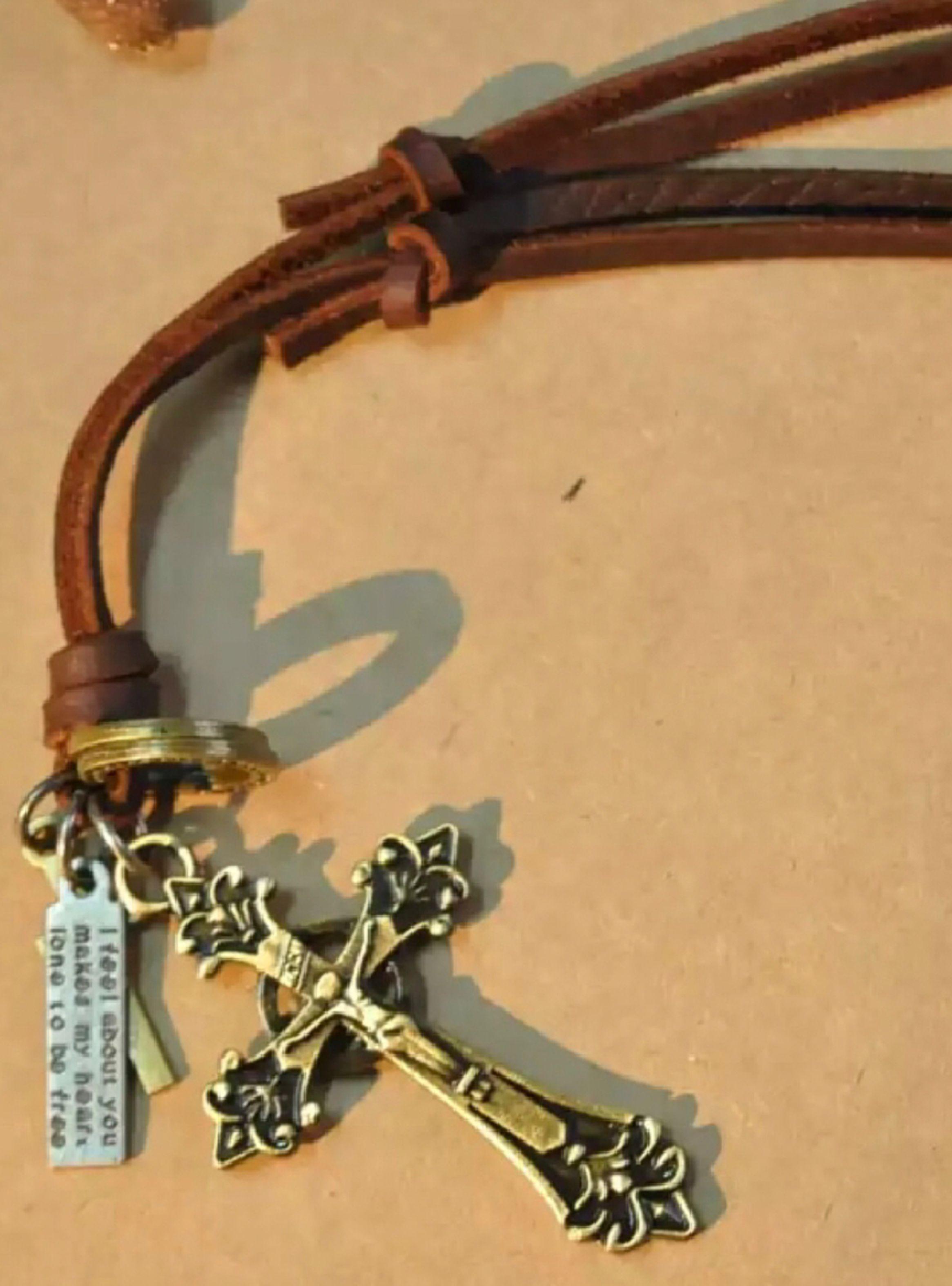 Collar Colgante Cuero Crucifijo Detalle Flor de Lis-4