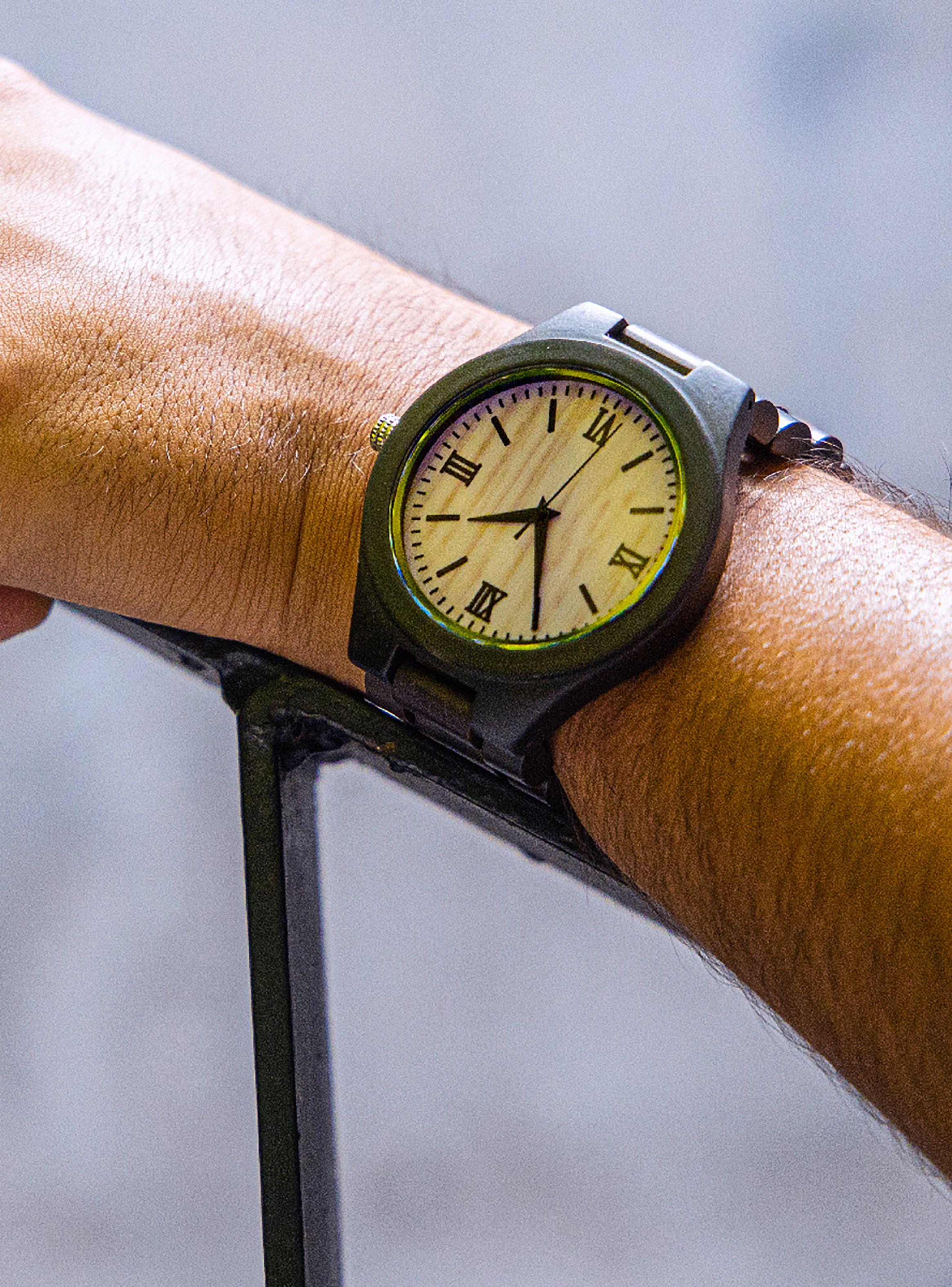 Reloj Correa Madera con Números Romanos-4