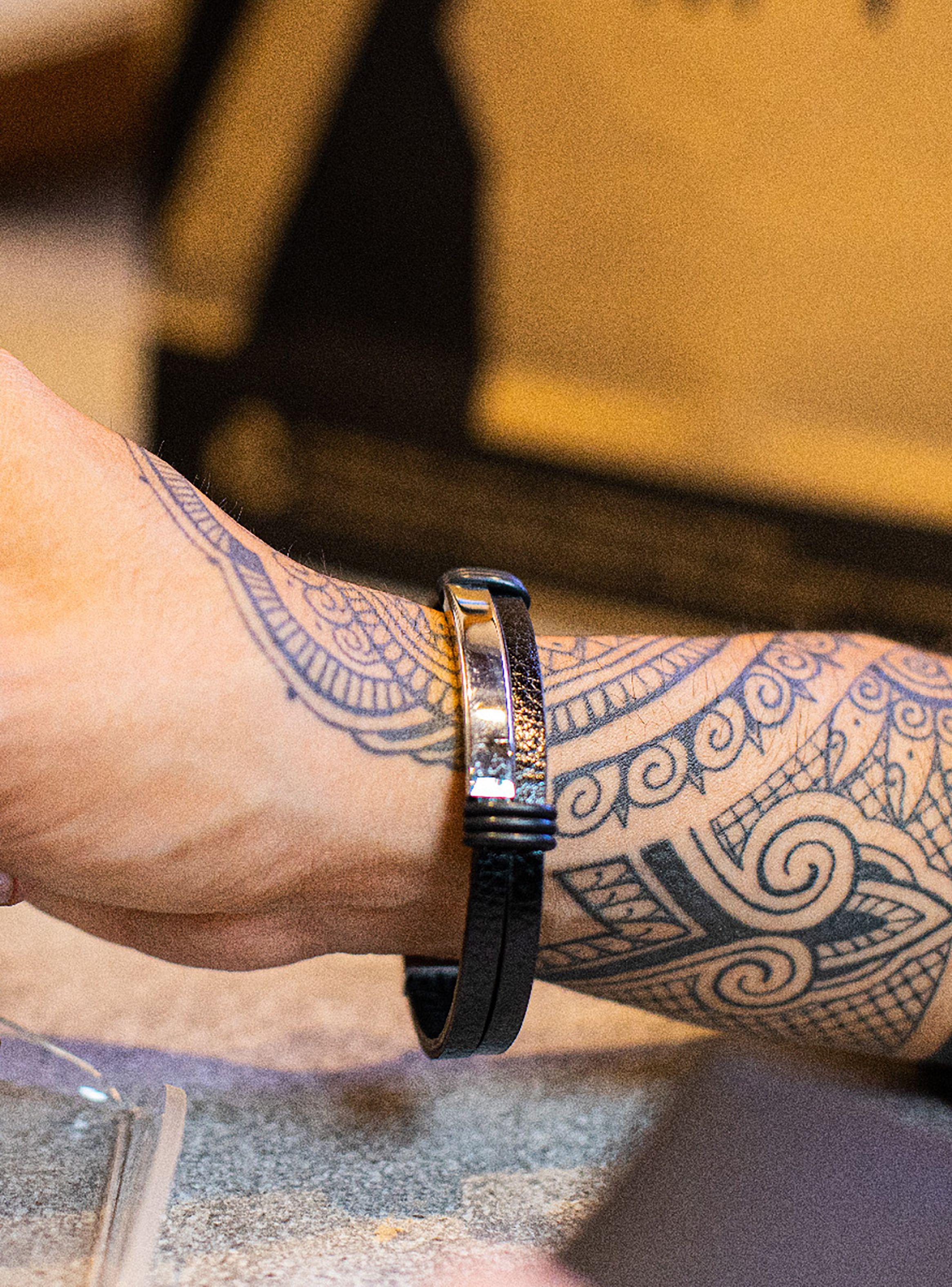 Pulsera Cuero Negro con Placa de Acero Plateada-2