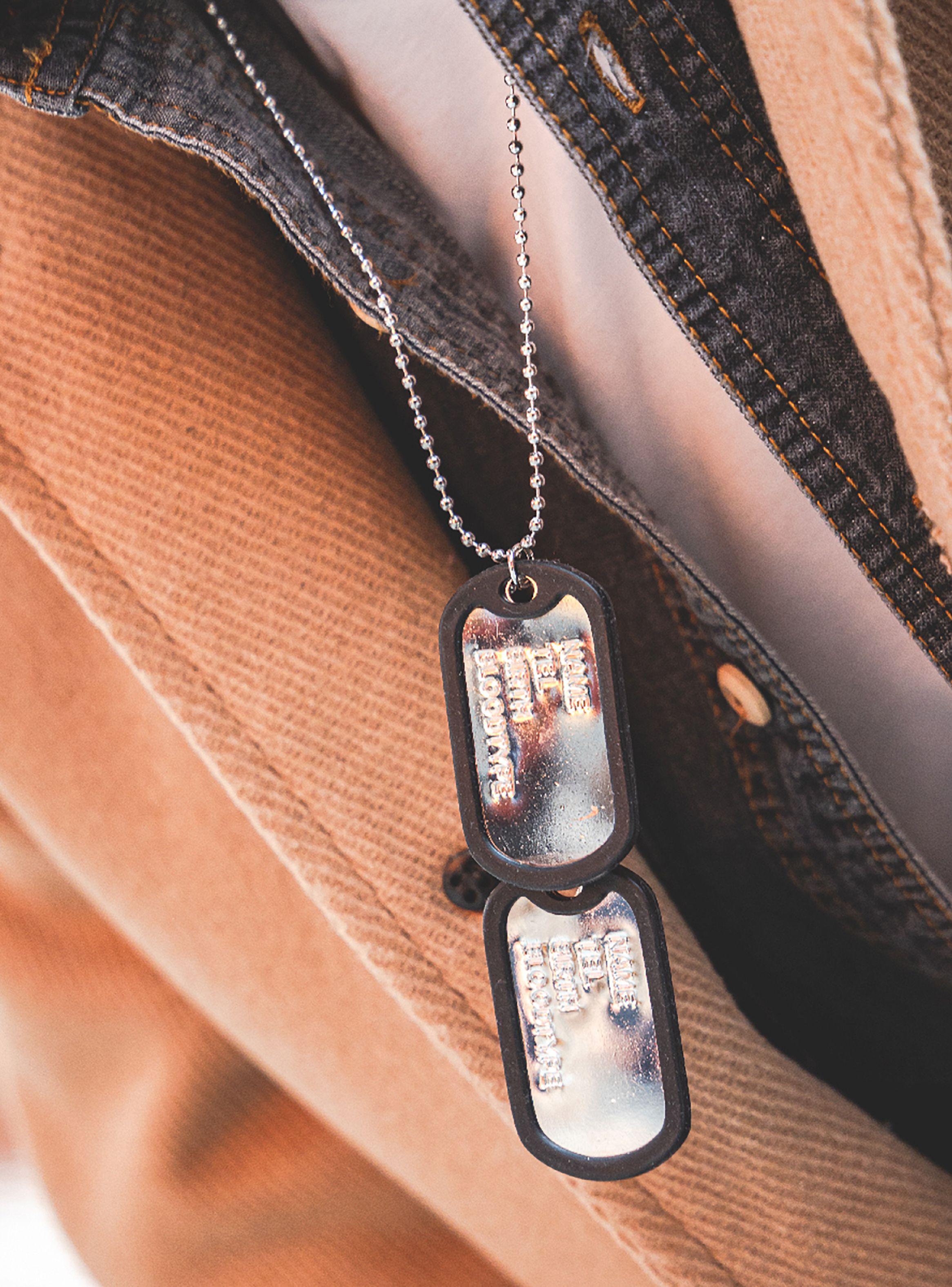 Collar Cadena con Placas Estilo Militar Plateado-2