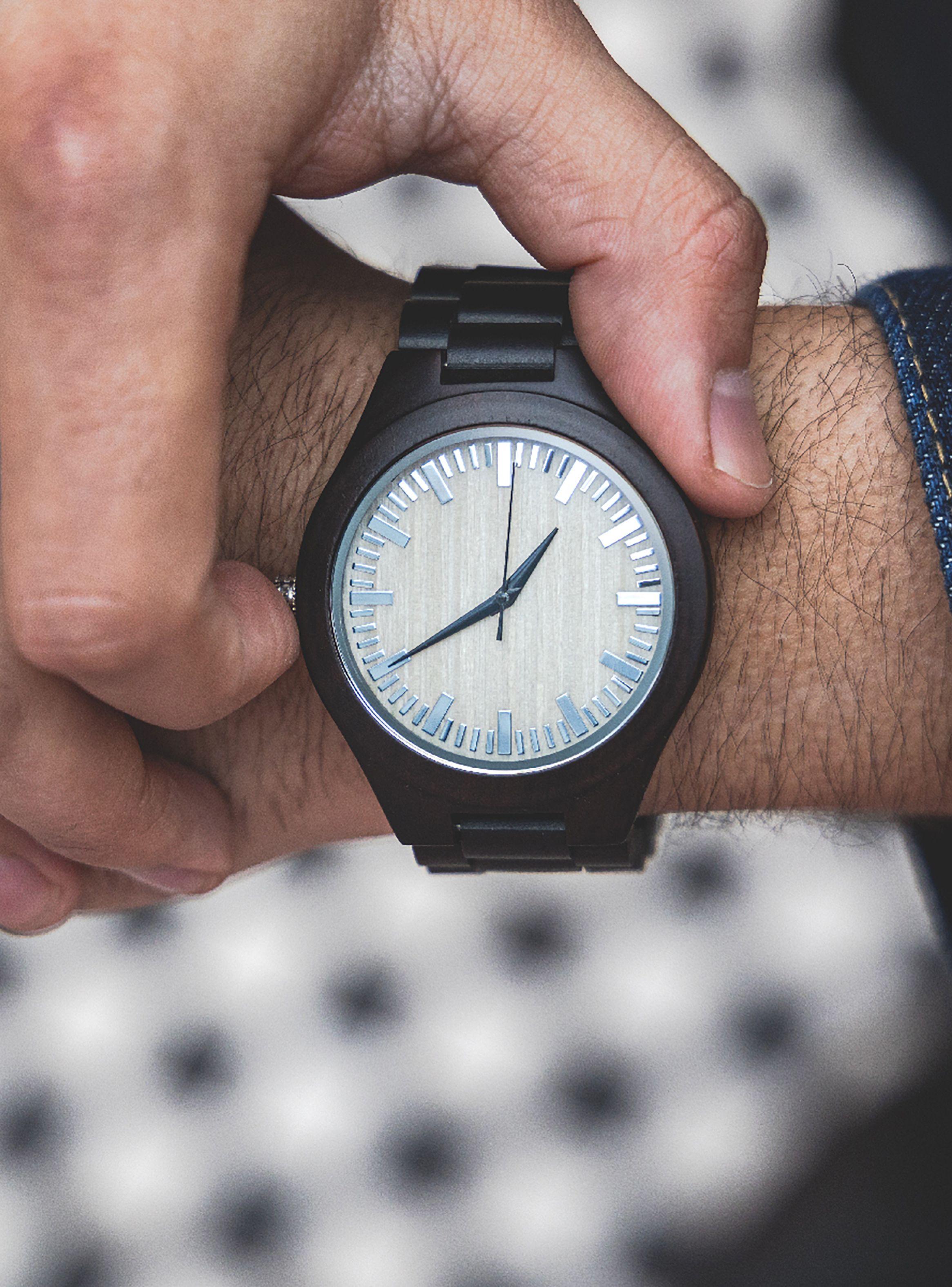 Reloj Hombre Correa de Madera Negro Dial Marcadores-1