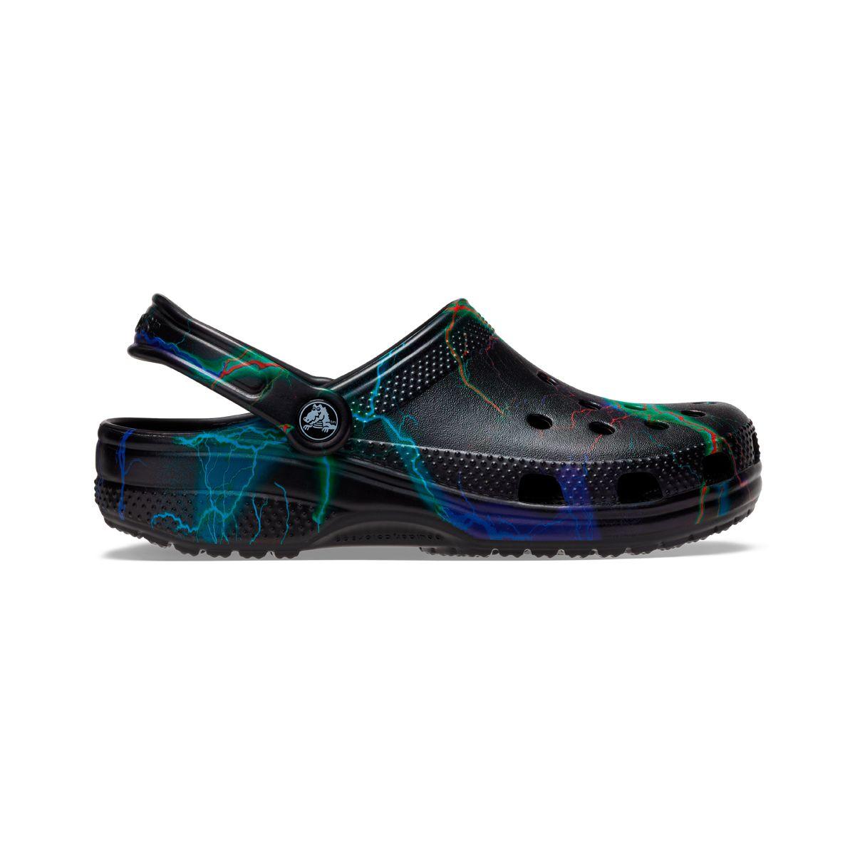 Zueco Crocs Classic Out of this World II Unisex Black-1