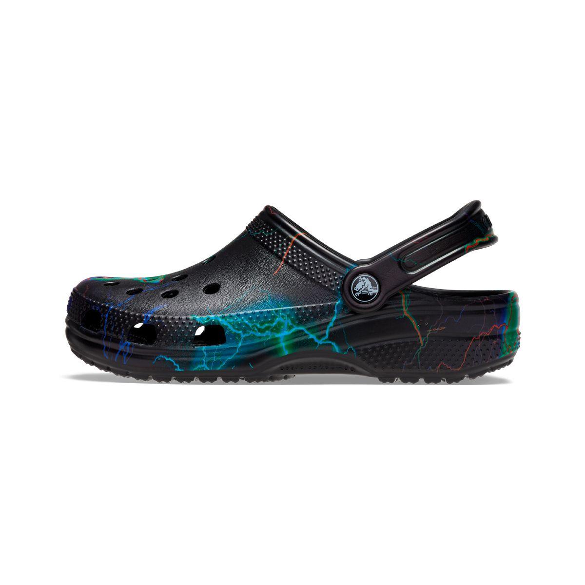 Zueco Crocs Classic Out of this World II Unisex Black-2