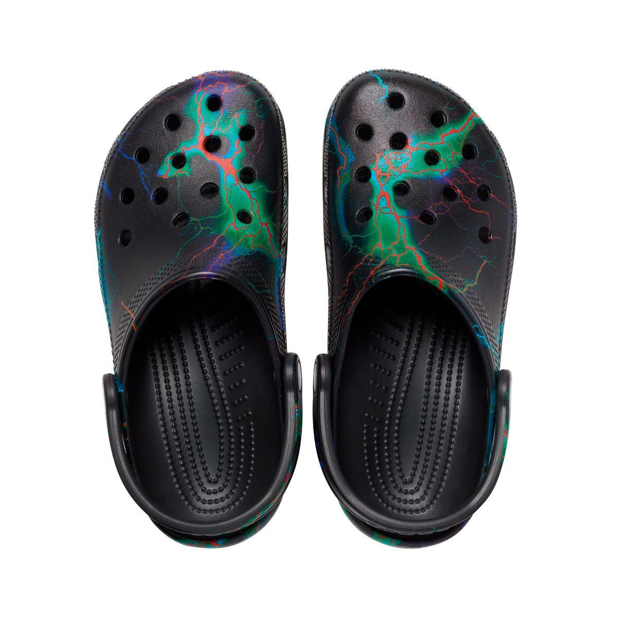 Zueco Crocs Classic Out of this World II Unisex Black-5