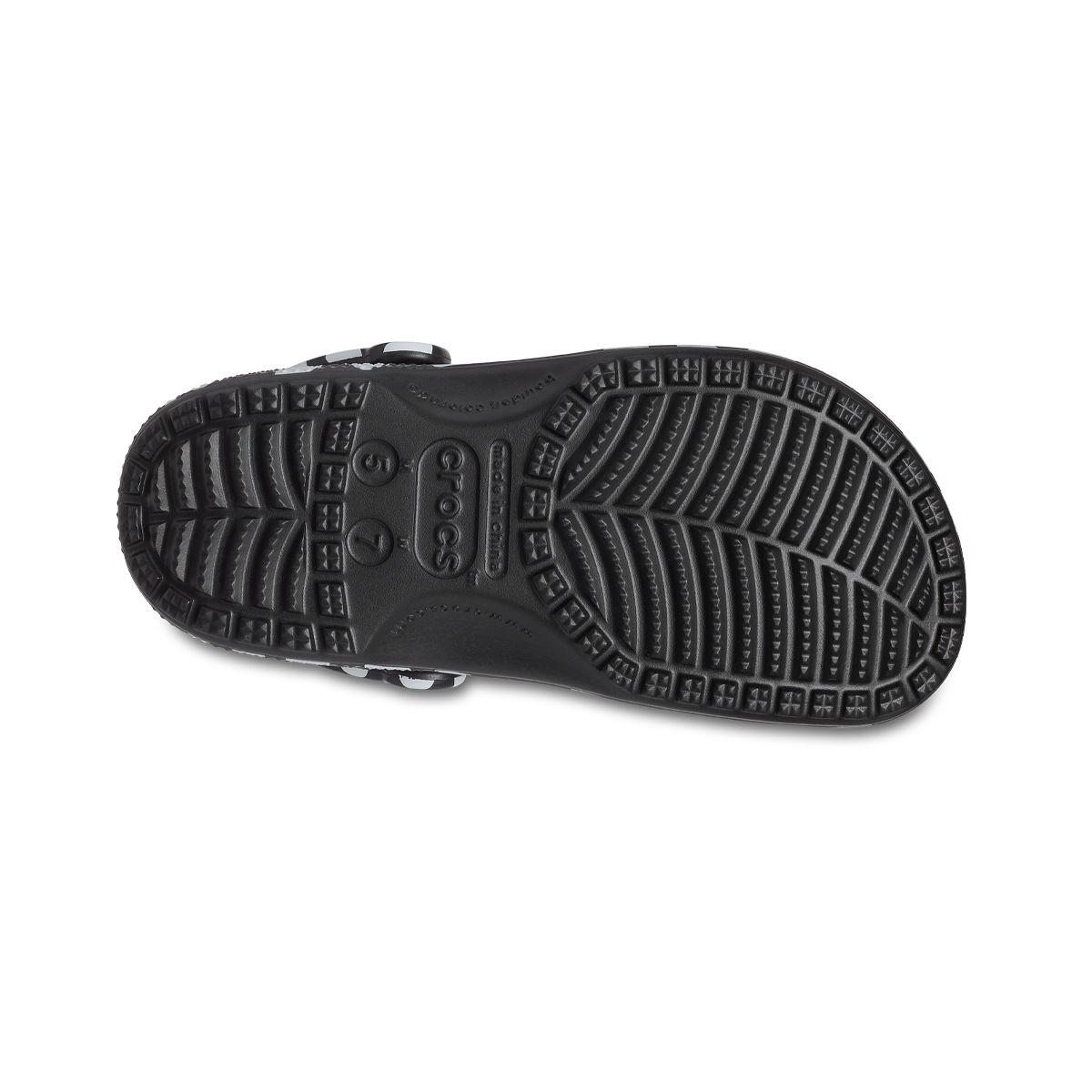 Zueco Crocs Classic Heart Unisex Print Black/White-3