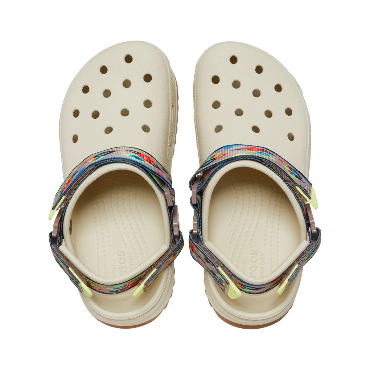 Zueco Crocs Classic Hiker IKAT Unisex Bone/Mushroom-5