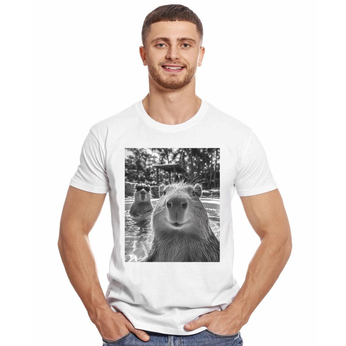 CAPIBARA SELFIE PISCINA BLANCO Y NEGRO CAPYBARA POLERA MANGA CORTA HOMBRE-2