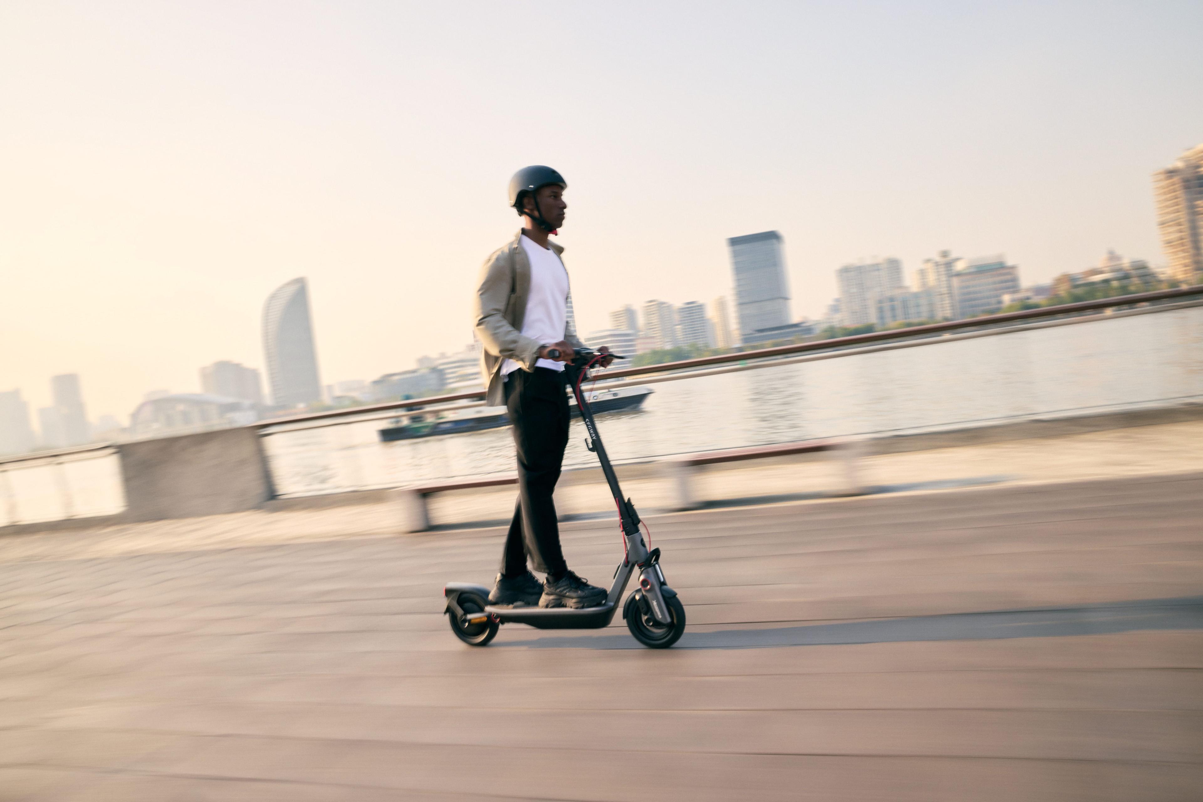 Segway F3 Pro Scooter Eléctrico 32 km/h Vel. Máx y 71 km Aut. Máx - Negro-7