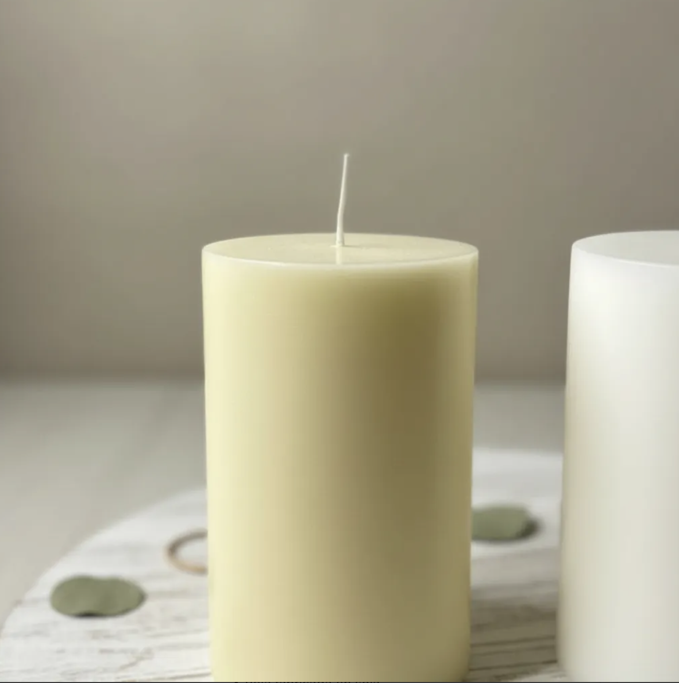 Cirios en pack 2 unidades de velones de cera de soja natural 9.5 cm x 6 cm colores Marfil y Blanco-2