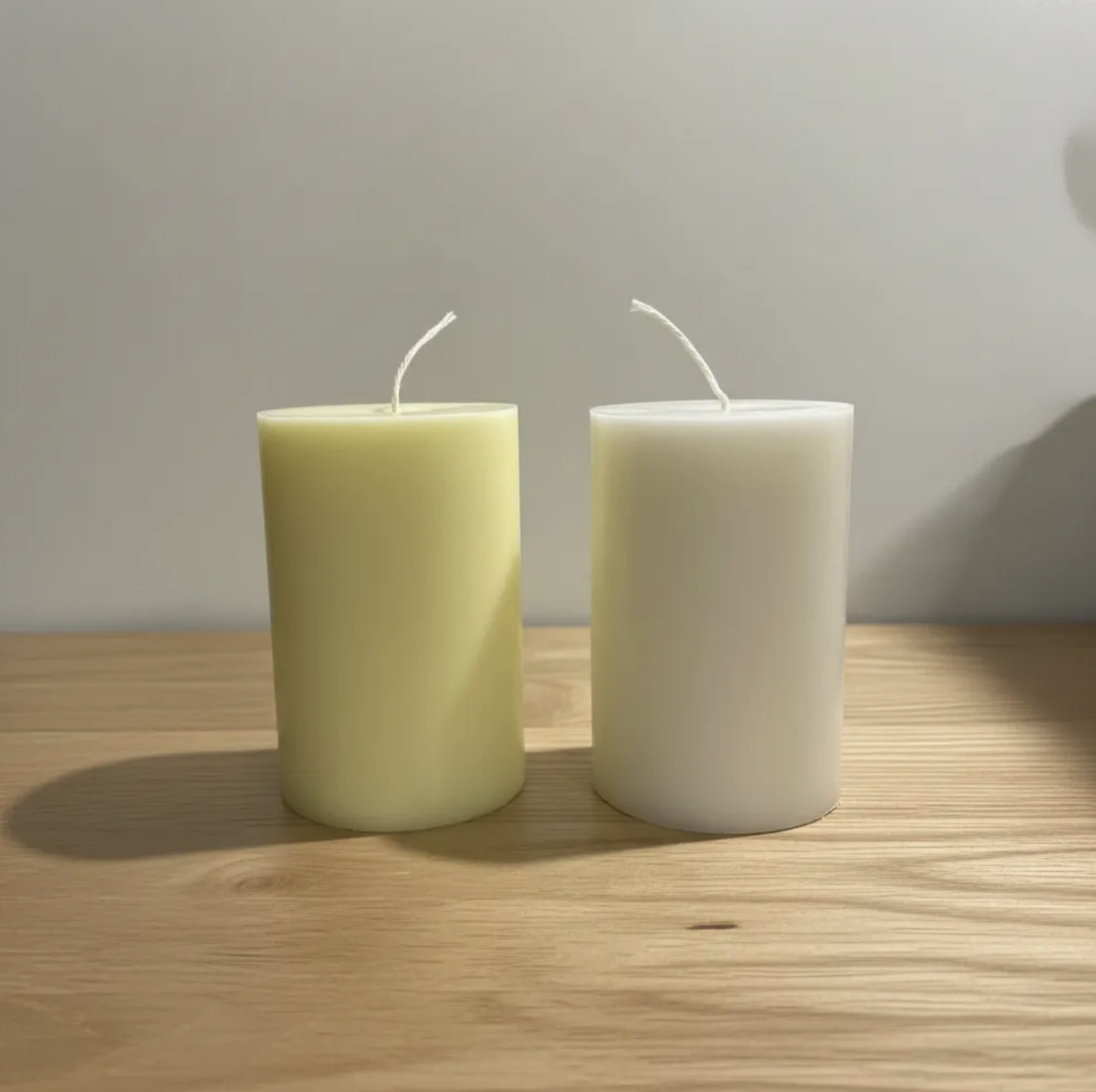 Cirios en pack 2 unidades de velones de cera de soja natural 9.5 cm x 6 cm colores Marfil y Blanco-3