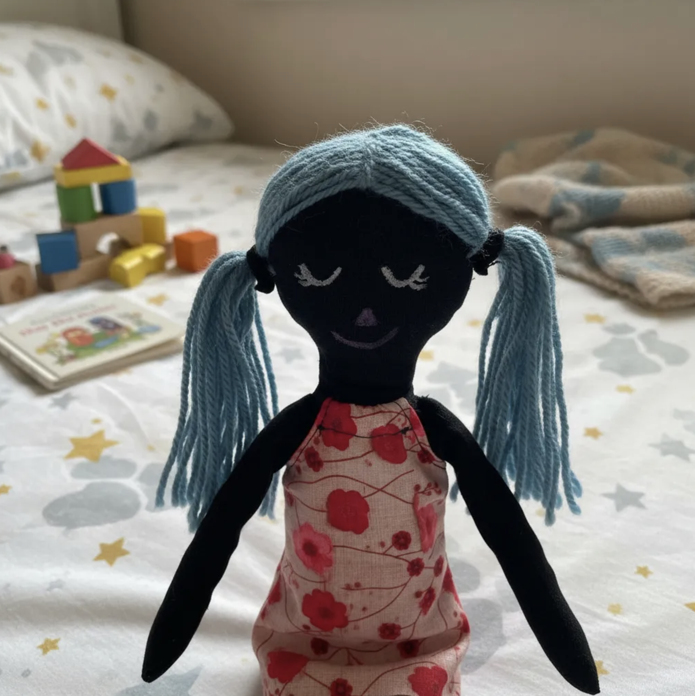 Mi primera muñeca color María Waldorf-Montessori Inclusión lona relleno antialérgico pintada a mano-5