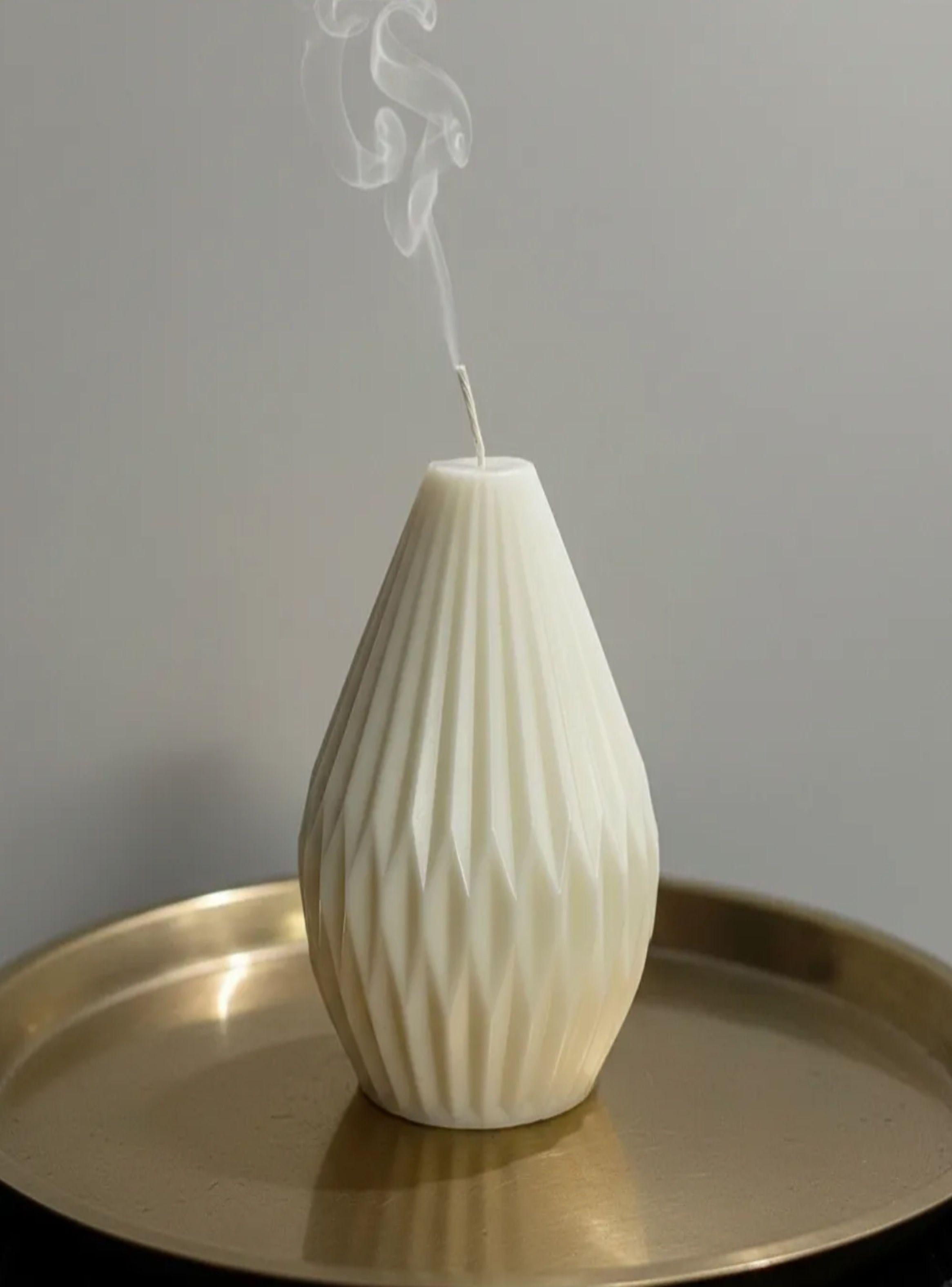 Vela plisada en cera de soja elegante y minimalista-2