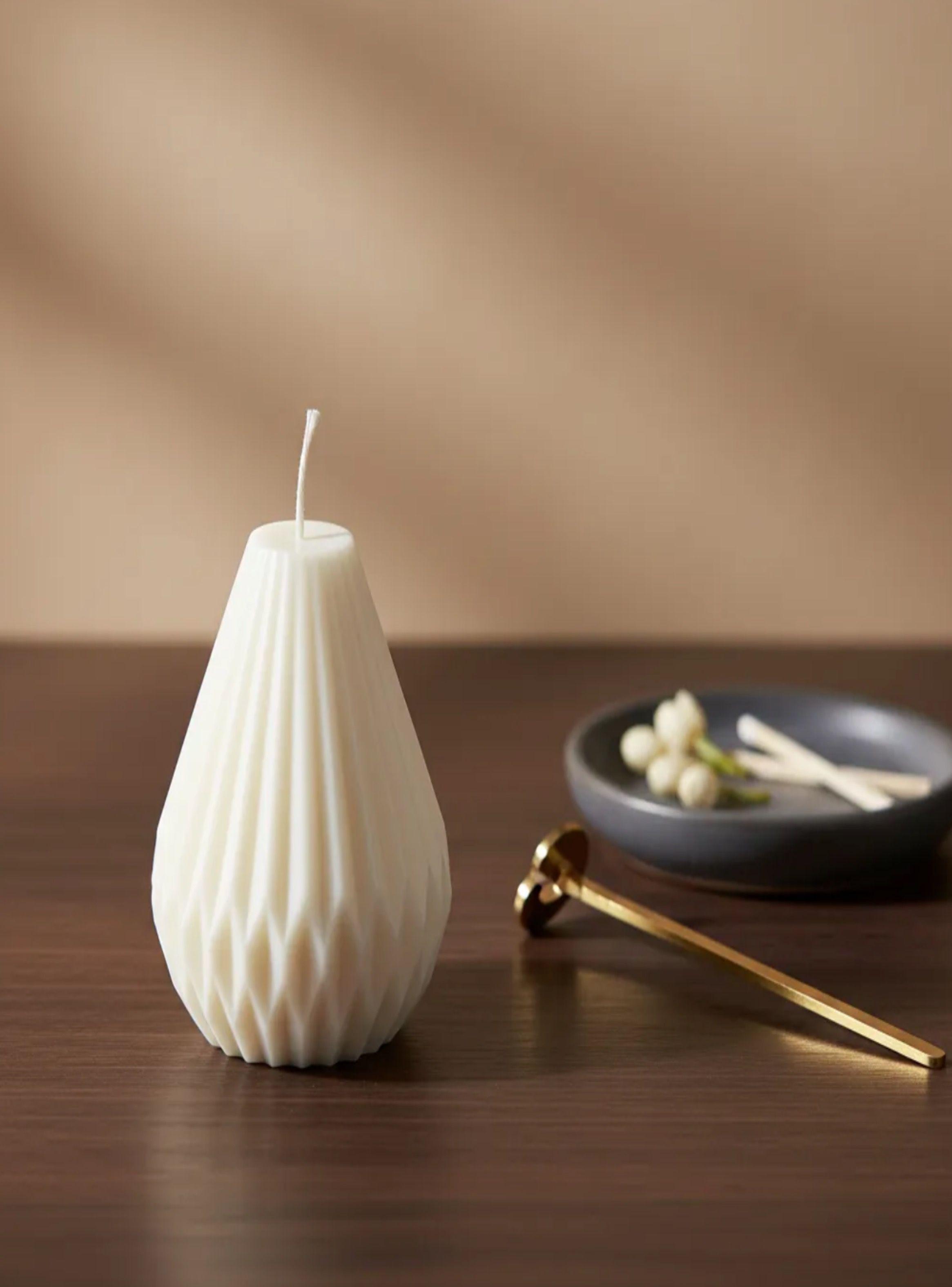 Vela plisada en cera de soja elegante y minimalista-3