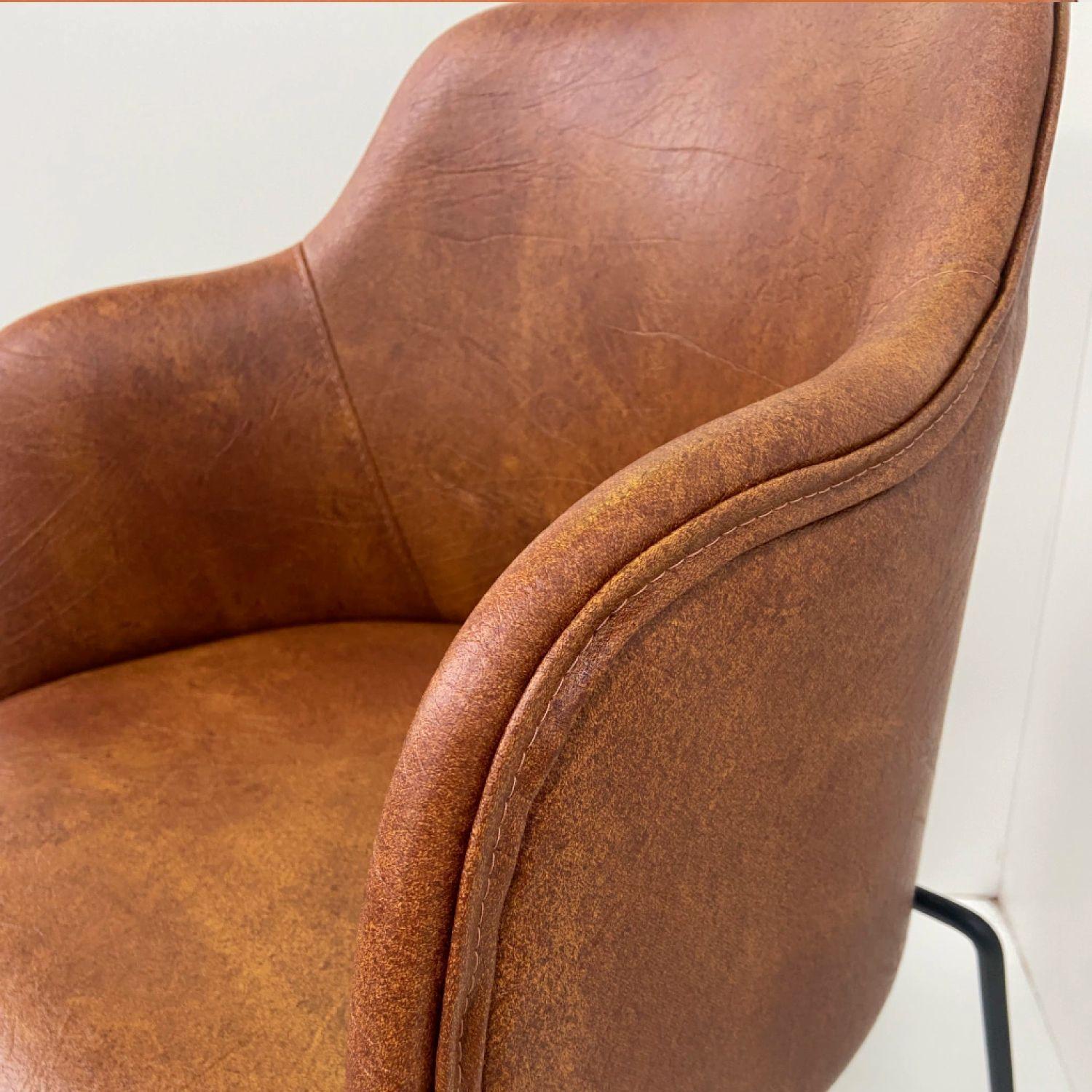 POLTRONA SITIAL LEAH ASIENTO CUERO SINTETITO CON BASE NEGRA -5