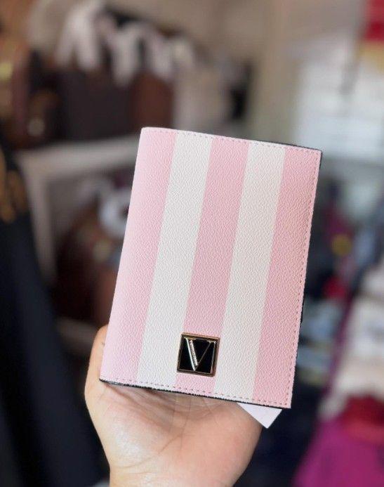 Porta Pasaporte Victorias Secret Rayas Iconicas Color Rosa-2