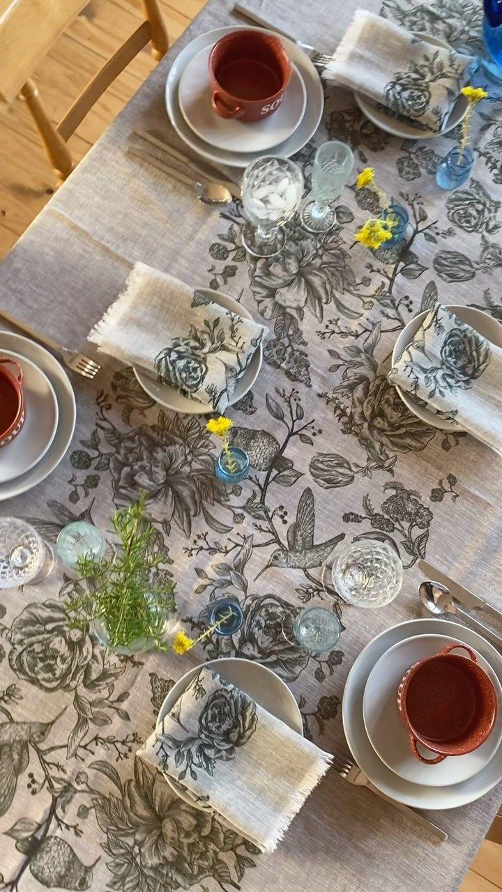Mantel Colibri Verde - 180 x 300 - Organza Gris (8 puestos)-2