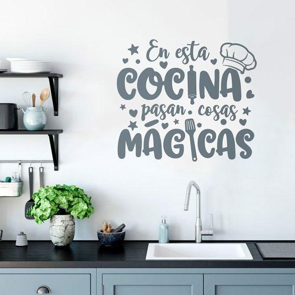 Frase Deco En Esta Cocina Pasan Cosas Mágicas FR‑11034-2