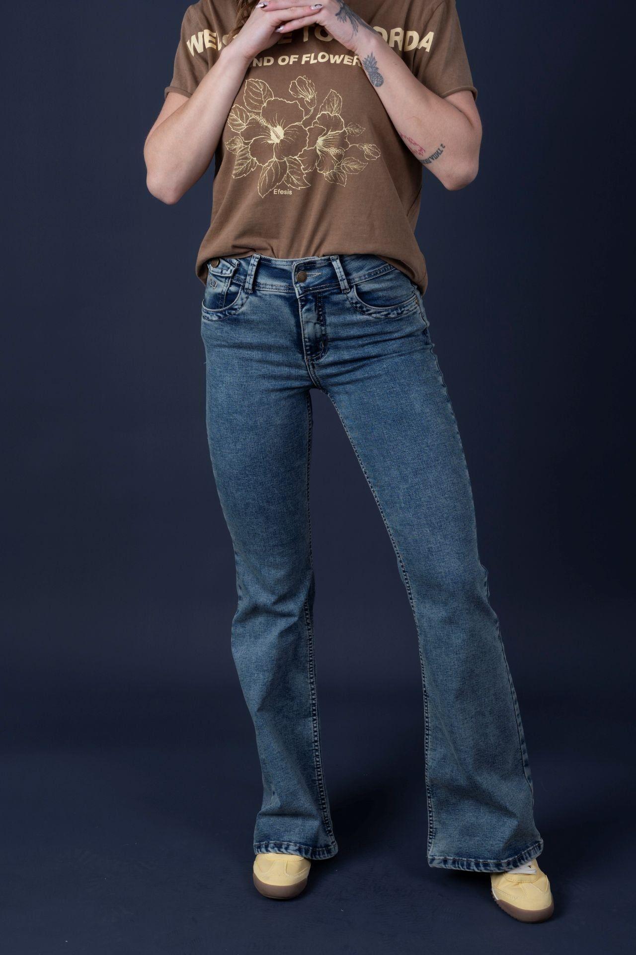 Jeans Lucas Flare Sobreteñido y Bordado Encaje Azul Efesis-1
