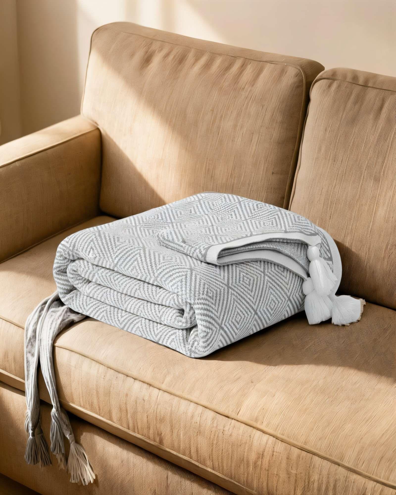 MANTA DECORATIVA CON BORLAS Y ESTAMPADO GEOMETRICO DE ROMBO COLOR GRIS-3