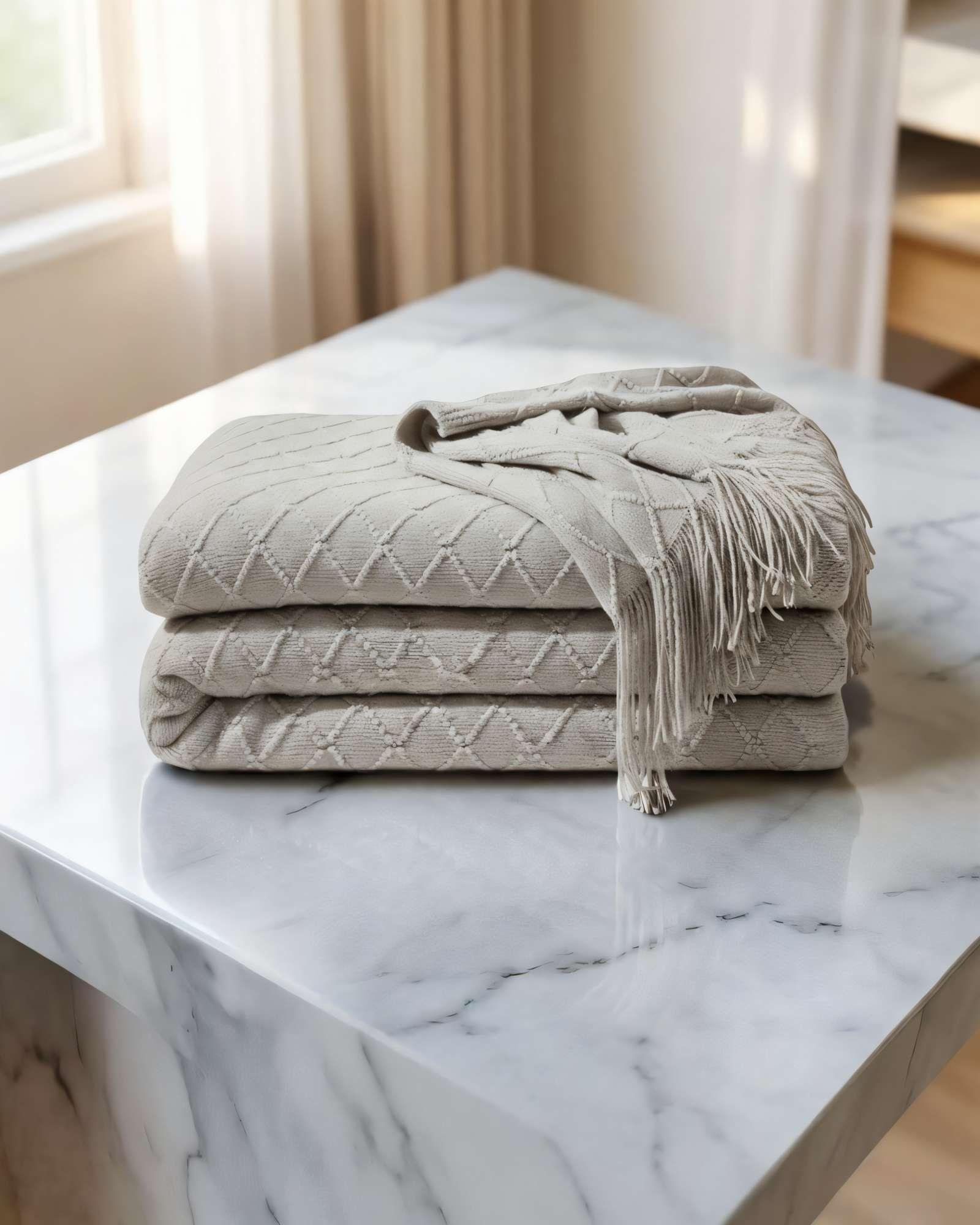 MANTA DECORATIVA CON FLECOS Y TEJIDO DE ROMBOS EN RELIEVE COLOR GRIS -3