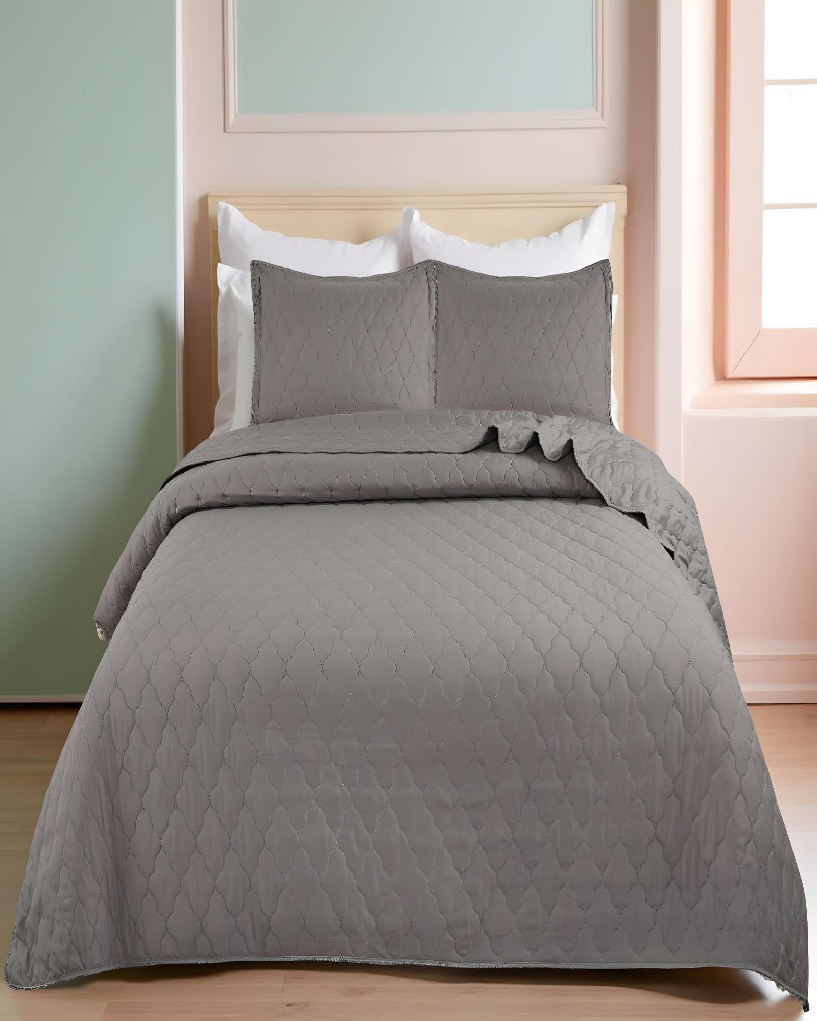CUBRECAMA QUILT DE VERANO CON POMPONES PLAZA Y MEDIA GRIS-3