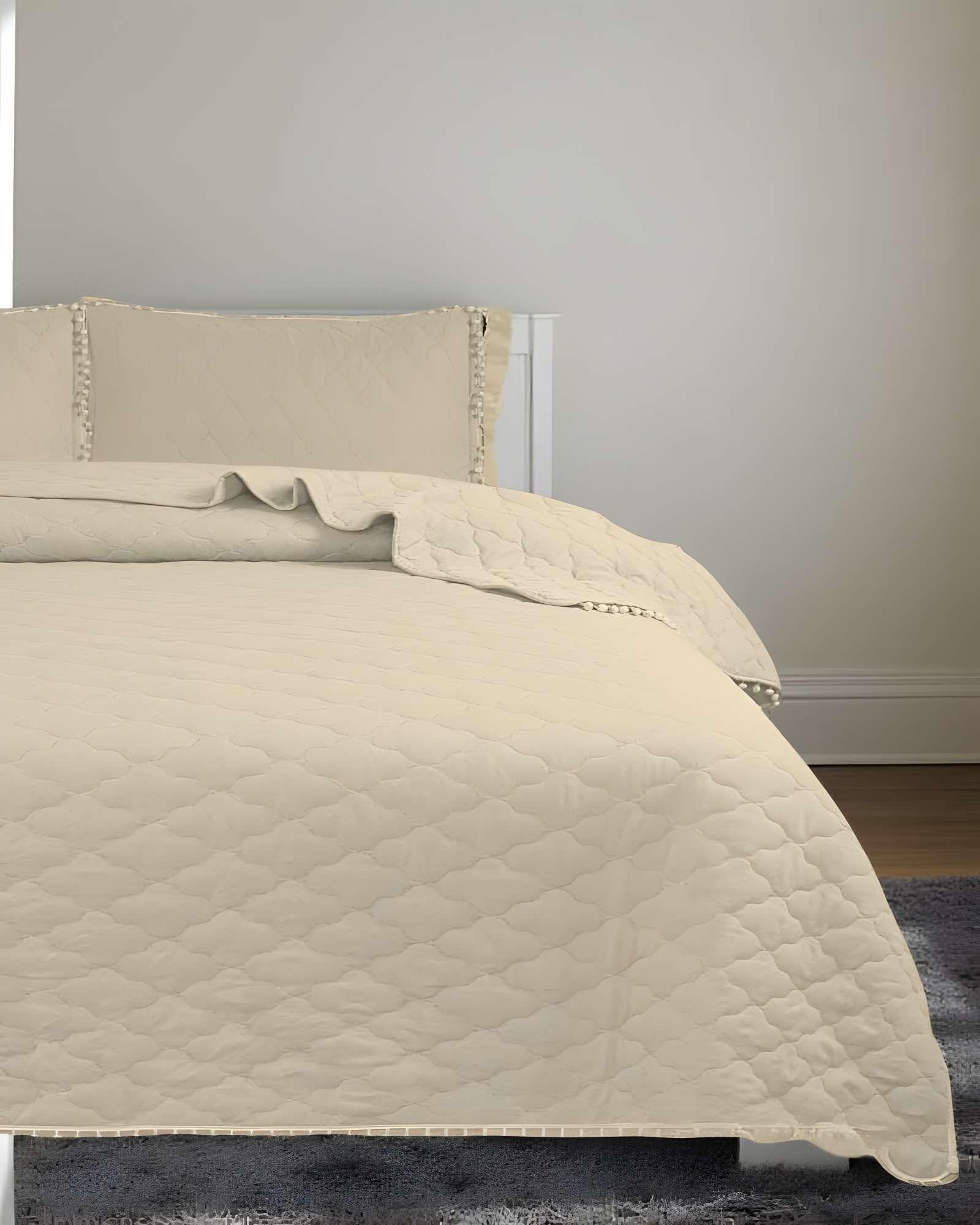 CUBRECAMA QUILT DE VERANO CON POMPONES KING BEIGE-2