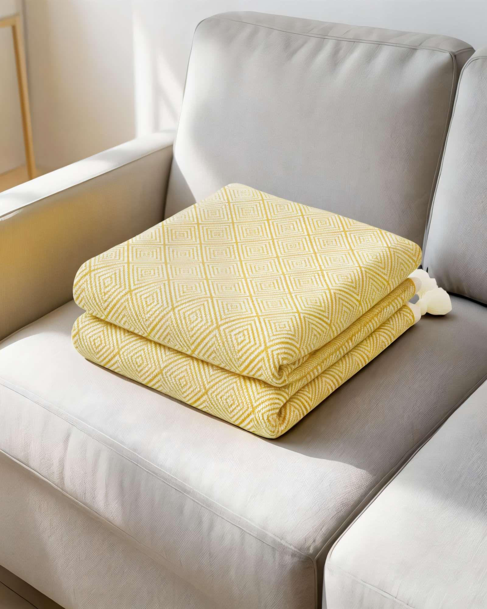 MANTA DECORATIVA CON BORLAS Y ESTAMPADO GEOMETRICO DE ROMBO COLOR AMARILLO-3