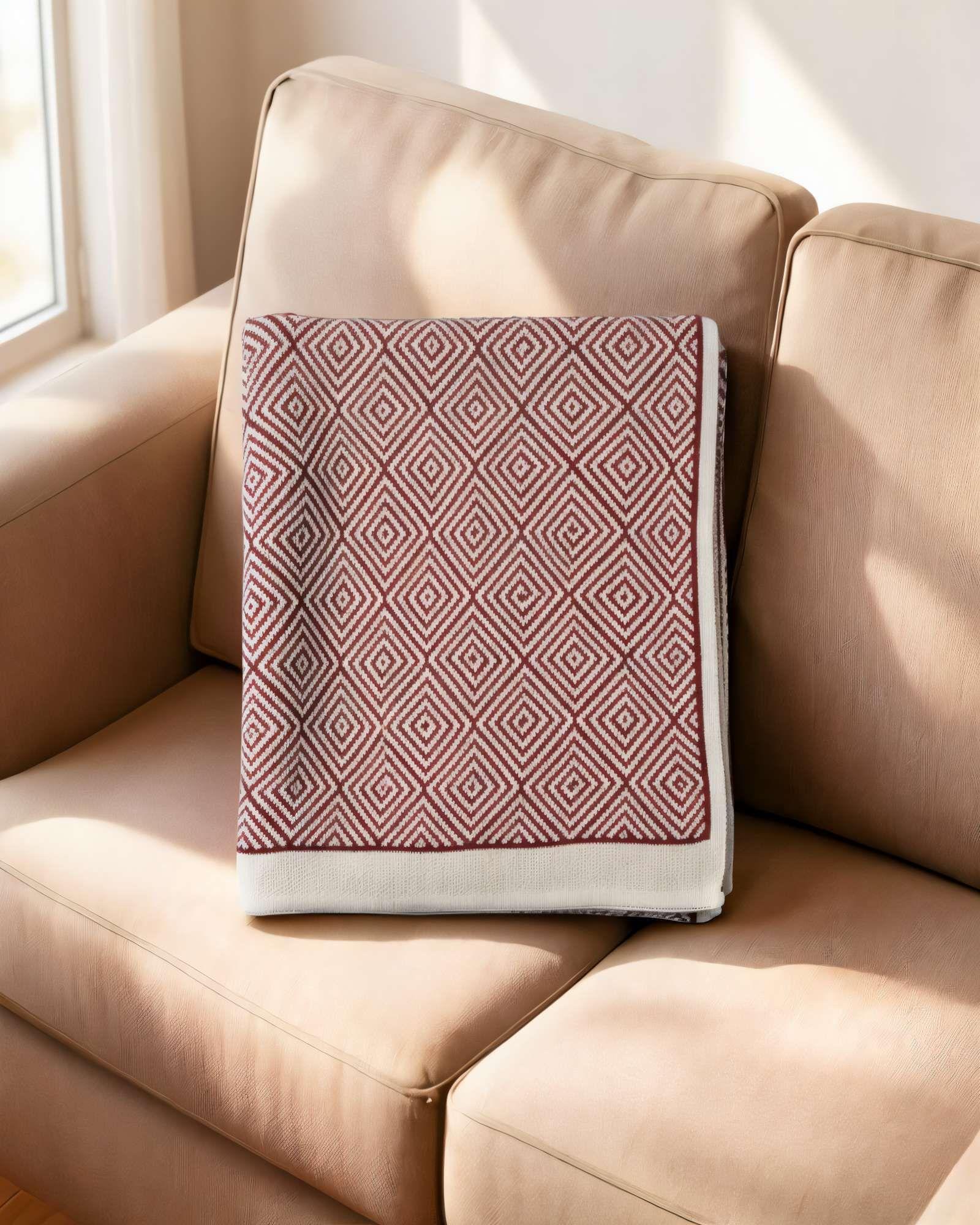 MANTA DECORATIVA CON BORLAS Y ESTAMPADO GEOMETRICO DE ROMBO COLOR BURDEO-2