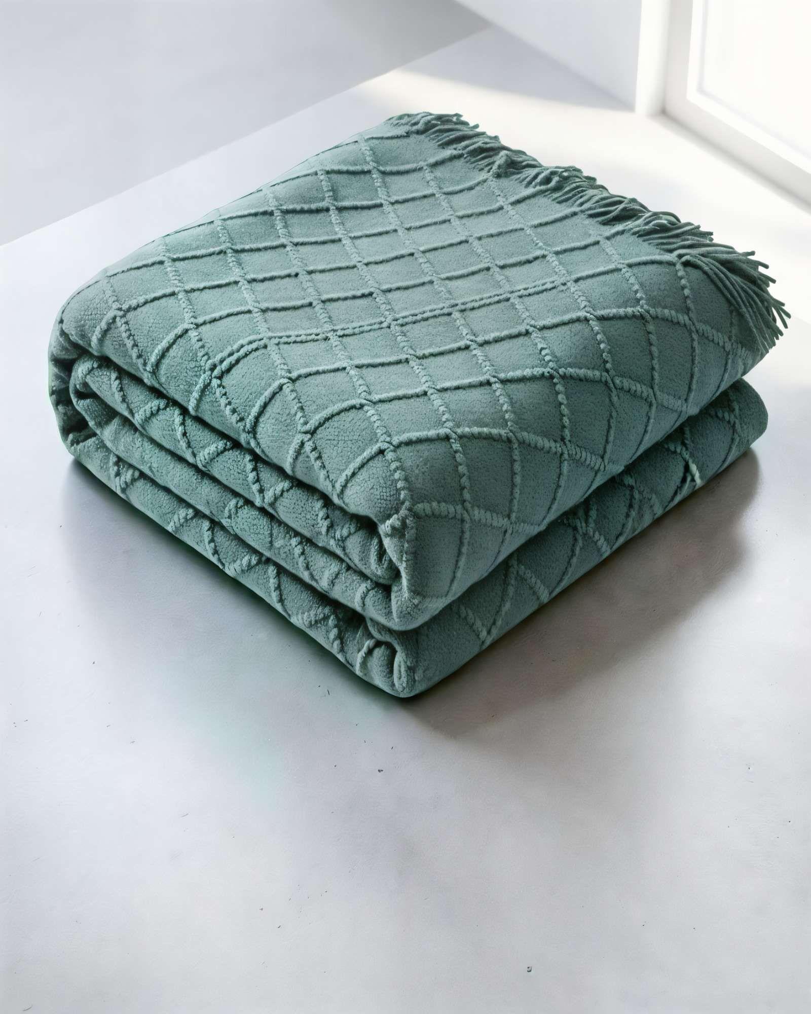 MANTA DECORATIVA CON FLECOS Y TEJIDO DE ROMBOS EN RELIEVE COLOR VERDE-2