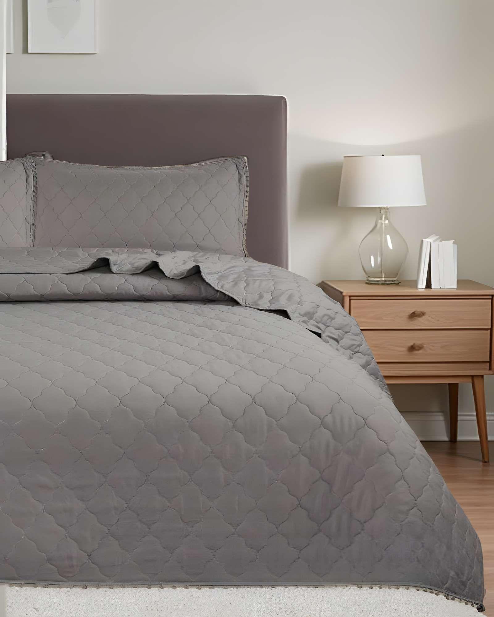 CUBRECAMA QUILT DE VERANO CON POMPONES 2 PLAZAS GRIS-2