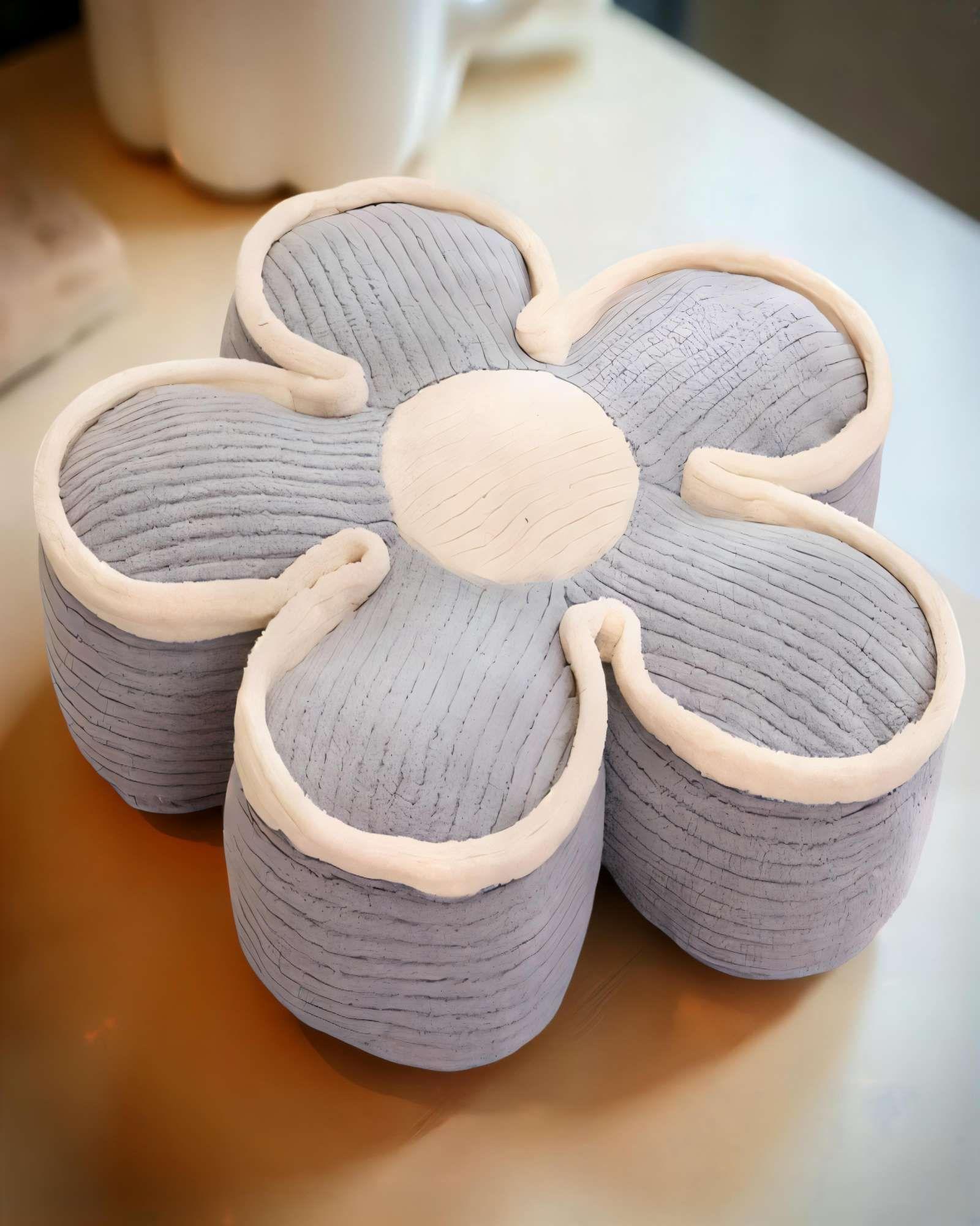 SET DE 2 COJINES DECORATIVOS EN FORMA DE FLOR COLOR GRIS CON BORDE BEIGE-2