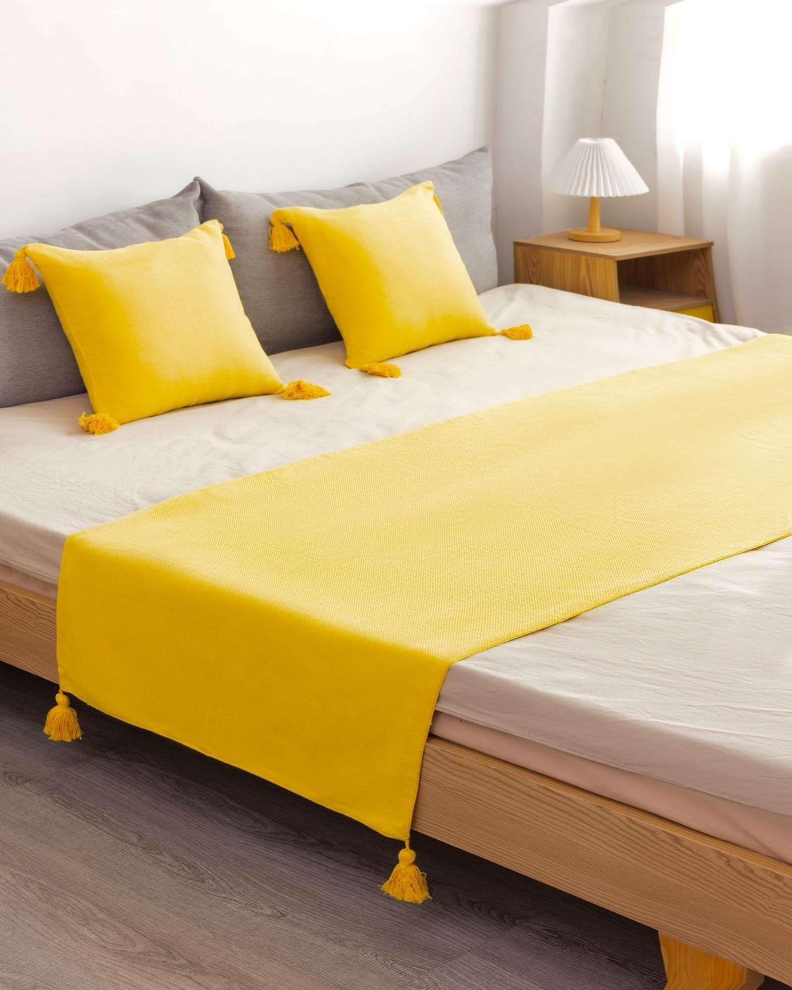 PIECERA SIN FUNDAS CON POMPONES AMARILLO-3