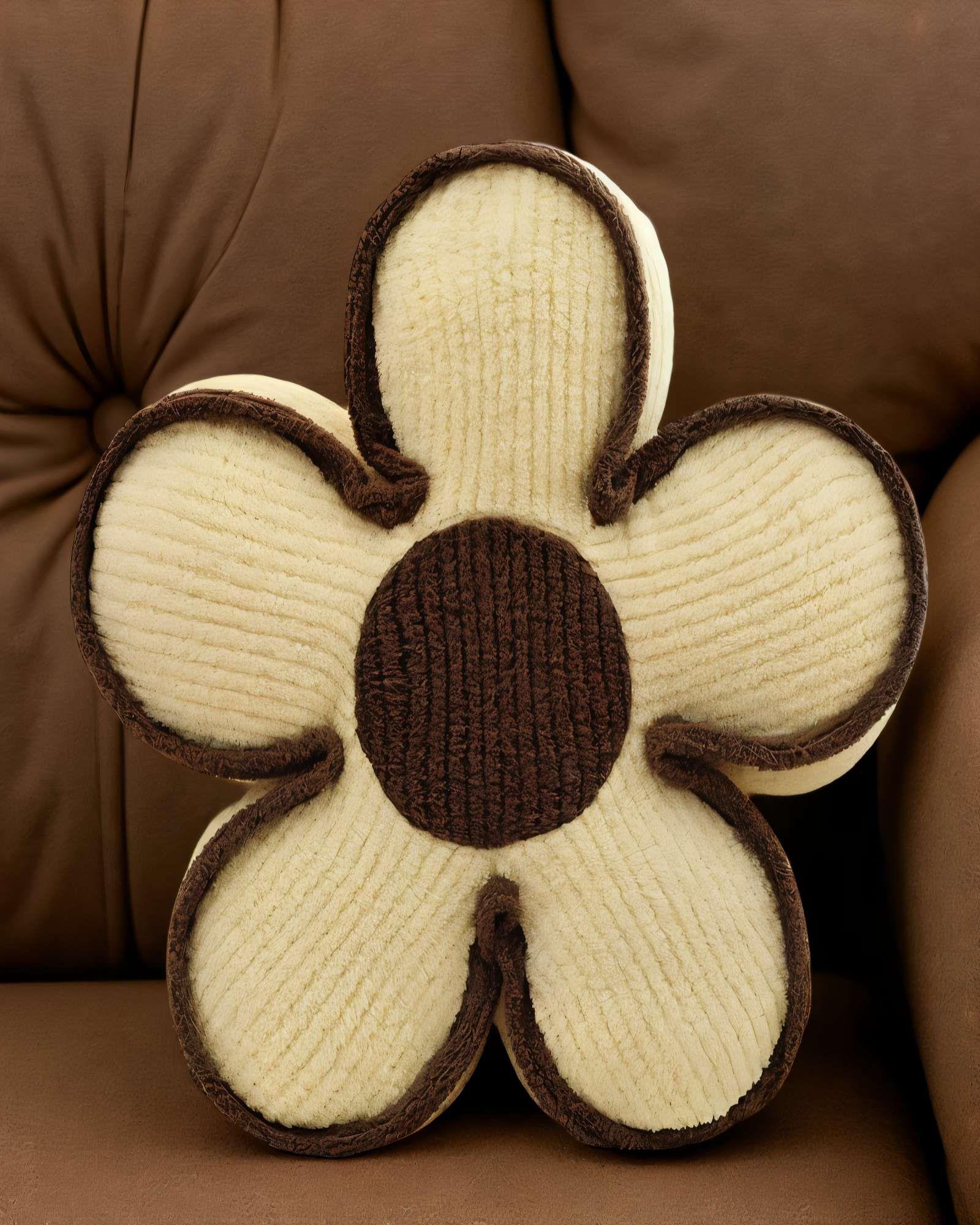 SET DE 2 COJINES DECORATIVOS EN FORMA DE FLOR COLOR BEIGE CON BORDE MARRON -3